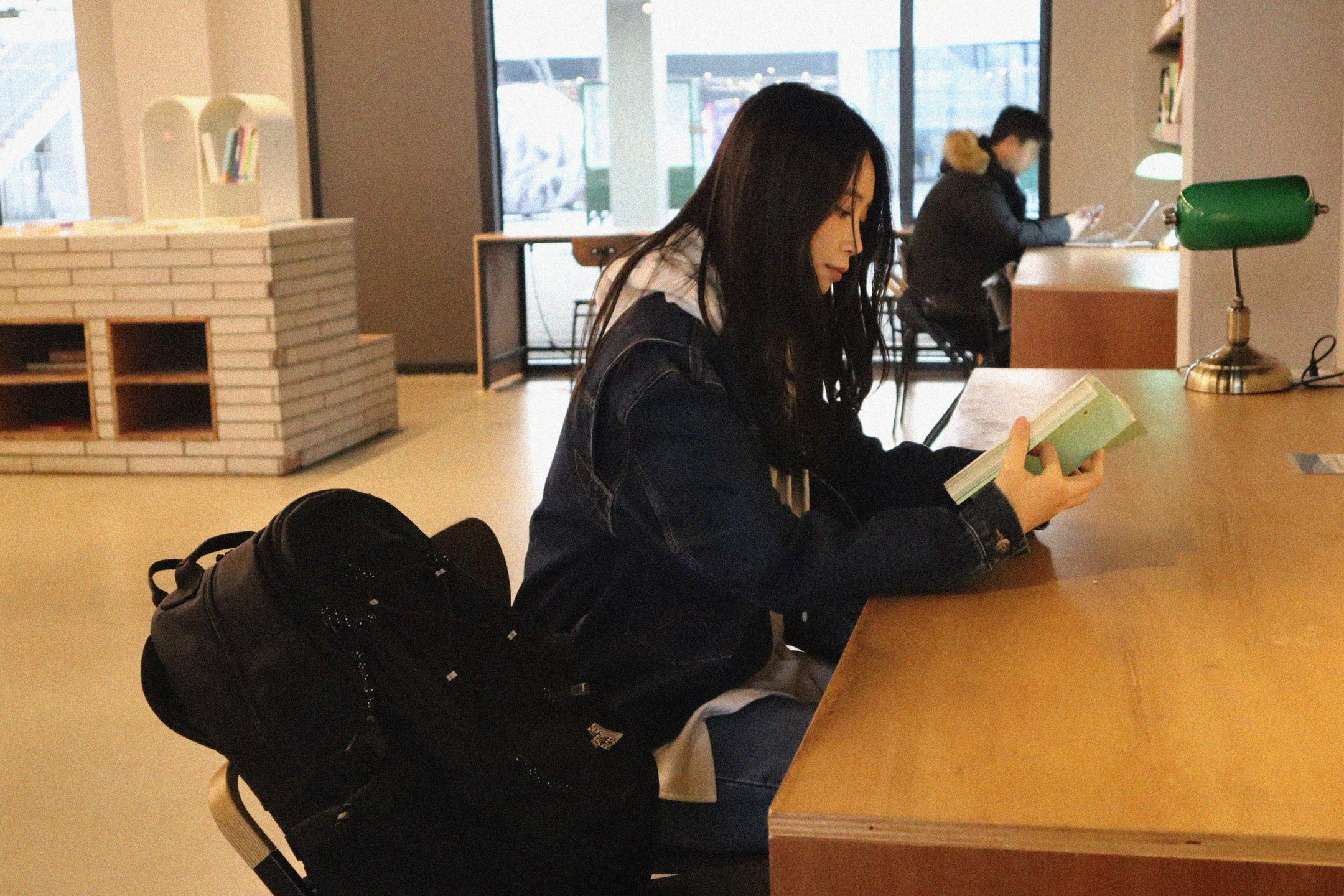 고요함이 좋다.

살아난 턱선때문인지,
차가운 바람때문인지,
날카로운 겨울에는 역시 따뜻한 고요함 한 스푼이 최고.

#추워 #근데 #따뜻해 #하지만 #답답해 #그러나 #여기좋아 #however #배고파 #but #귀찮아 #nevertheless #라미체클리닉 #관리는받아야지 #이것이바로 #탄력의길