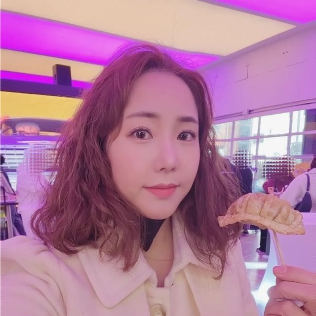 방송인 노노아 on Instagram: "#협찬#폭탄머리#만두스타그램 저 폭탄 맞았어요 이 머리 공개 안하려고 그동안 계속 묶은 머리로 사진 찍었는데 조금 있으면 라방이라 미리 공개해요🥲🥲 비비