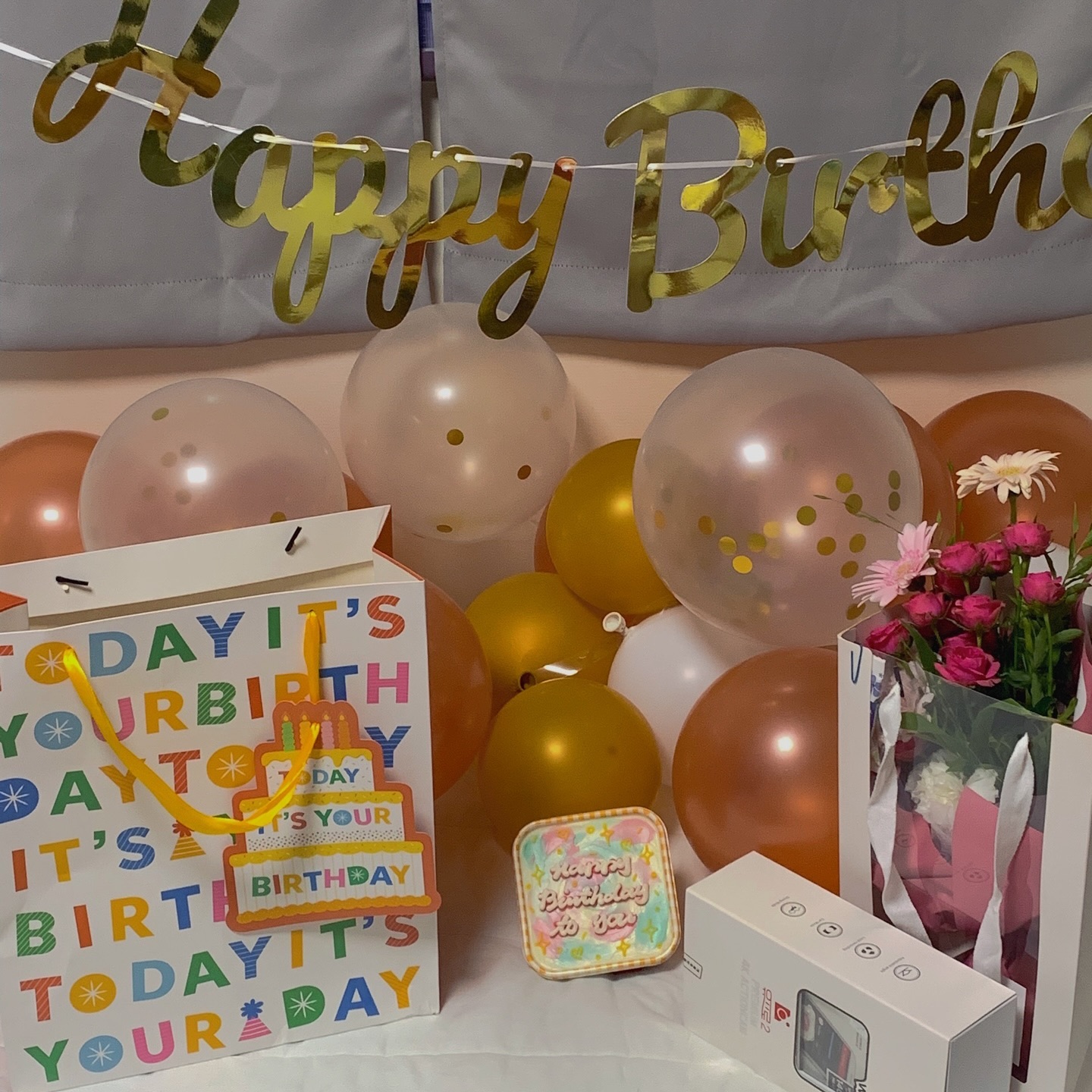 🎂

이미 스토리로 보셨겠지만 저번주에 제 생일이 있었답니다 !🥳
회사 휴가랑 제 생일이랑 겹쳐서 얼마나 좋았는지!?!?

현재 저희는 같은 지역에서 거주하면서 자주 보기도 하고
회사 일은 바빠지고 또 여행은 갈 수 없는 상황이라
게시물 올리는게 너무 뜸해졌어요 효효💦
덕분에 밀린 게시물이 너무너무 많네요🥹 (귀차니즘)

20대 초반부터 20대 중반까지 한 사람에게 6번이나
꾸준히 생일 축하 받는데도 늘 새롭더라구욤?!

저희는 늘 생일 선물을 미리 고르고 주고 받는 편인데
올해는 유튜브 촬영을 해보고 싶어서 카메라로 선물을 골랐어요 📸
하반기부터는 제대로 이것저것 활동 도전해볼 생각이에요❤️‍🔥

꽃다발 선물도 오랜만이고 이런 서프라이즈도 오랜만이었던
여름 생일도 요렇게 지나갑니다 ··· 🫠
축하해주신 분들 모두 감사합니다🍉

#생일선물 #유프로 #생일 #럽스타그램