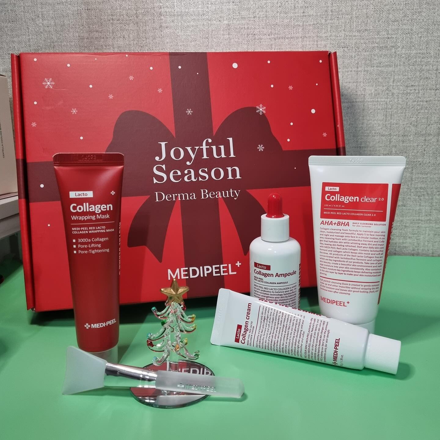 #제품제공 medipeel.official

크리스마스 연말선물로 추천템인 메디필홀리데이에디션이예요
겨울철 피부관리와 특히 모공케어가 고민이신 분들에게
맞춤형 메디필 레드락토콜란겐 라인들만 모아놓은 제품으로
탄력과 모공케어를 한번에 할 수있어요

약알칼리성클렌징폼으로 세안 후 피부당김없이 모공청소, 노폐물케어와 겨울철 건조해진 피부를 촉촉하게 클렌징을 할 수 있어요
특히 데일리 메이크업을 하시는 여성분들에게는 강추템!! 

이번에 레드락토 라인 중 콜라겐크림과 앰플은 처음 사용해봤는데
정말 자극없이 부드러워서 반한 제품중 하나예요
앰플과 크림은 독일 더마테스트 엑설런트 최고등급을 받아 모공집중앰플 사용 후 레드캡슐이 들어있는 콜라겐크림으로 피부보호와
영양공급을 더해주면 겨울철 피부관리 끝일정도로
모공이 고민이신 남성분들에게도 추천드립니다. 

클라라가 정말 애용하고 반한  랩핑마스크
기존에 사용하던 제품이라 더더욱 강추드리는 제품중에 하나예요
70.2% 콜라겐을 직접 피부에 발라 랩핑하듯이 콜라겐을 밀착 흡수시켜주고 수분과 영양분을 피부속에 꽉 잡아주어 팩을 떼자마자 광채를 느낄 수 있는 마스크팩이예요
다가오는 크리스마스 지인들을 위한 메디필 레드락토라인을
크리스마스선물로 추천해드려요

#메디필 #메디필레드락토콜라겐 #화장품선물추천#레드락토콜라겐 #아기모공앰플#메디필레드락토콜라겐클리어2.0#메디필레드락토콜라겐앰플
#메디필레드락토콜라겐크림#메디필레드락토랩핑마스크#뷰티#뷰티스타그램#화장품리뷰