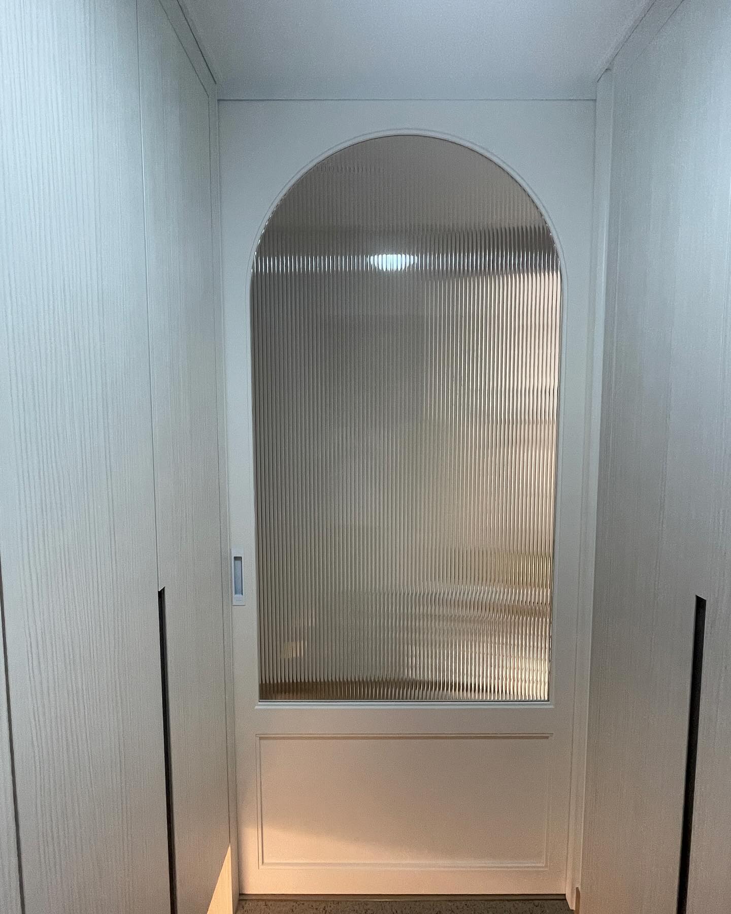 중문은 이류공방에서 :) 
🫶🏻 광교수지점에서 다양한 중문 샘플도 볼 수 있었고, 
무엇보다 친절하고 상세하게 안내해주셔서 너무 좋았음! 

중문 설치하기 규격보다 확보된 공간이 좁아 걱정했지만 
기사님께서 고민을 깔끔하게 해결해 주셨어요🩵

중문하나로 너무 예뻐진 우리집🥰😘
앞으로도 잘 부탁해에🤭

#중문 #중문인테리어 #이류공방 #중문제작설치 #이류공방중문전시장 #광교수지 #예뻐
