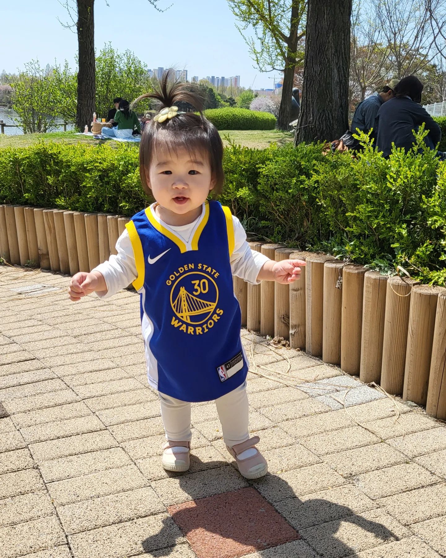D+391

그림자가 신기한 또봉
처음본 옆벤치 언니랑 돌아다니기😆

#또봉이👶🏻
#생후391일

#일산호수공원 #걸음마