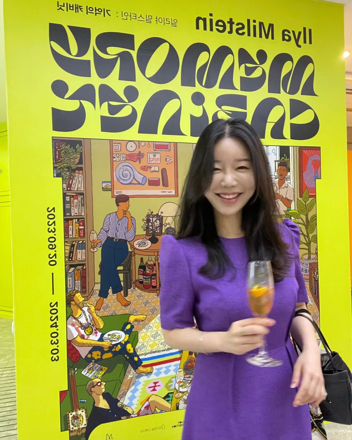 #일리야밀스타인 #기억의캐비닛 
#마이아트뮤지엄 뮤지엄 #김지안의전시추천 

"그림으로 세상을 바라보기"
<기억의 캐비닛>

VIP 오프닝초청행사 다녀왔어요. 
마이아트뮤지엄 관장님과 
작가님, 그의 아내
호주대사관 까지 참석하여 
자리를 빛내주셨습니다. 

.
.
.
.

누군가는 일러스트레이터 일리야밀스타인을
#구찌 #LG전자 #봄베이사파이어 등 
대형 브랜드와 콜라보를 펼친 멋진 상업적 일러스트레이터로 
기억하고 계실거에요

그러나 #뉴요커 나 #뉴욕타임즈 등 매체들과 함께한 
일러스트를 보시면 카리스마있는 기존과 
사뭇 다른 느낌을 받으실건데요

그가 이번 전시에서 선보인 다수의 일러스트를 보아하면 
세상을 바라보는 따뜻하고 다정한 시선을 
생생하게 느낄 수가 있습니다.

작가는 호주에서 자라 뉴욕에서 활동하는
일러스트레이터로 독학으로 업계에 뛰어들어
섬세하고 디테일한 맥시멀리즘 화풍으로
그만의 디테일이 강조된 신비스러운 요소,
따뜻함으로 보는이들의 향수를 자극합니다.

 
서울 도심 한복판에 있는 #마이아트뮤지엄 은
개인적으로 좋아하는 공간이기도 하고
편하게 방문 하여 여유롭게 다과를 즐길 수 있는
장소도 따로 마련되어있답니다.

팍팍한 세상 속 사물과 인간에 대한 애정어린
작품의 세계로 빠지고 싶으신 분들은 
소중한 사람들과 함께 꼭 방문 해보시길
추천드립니다.❤️

제가 개인적으로 좋아하는 도슨트가 참여하셔서 
10월 도슨트일정을 확인하시고 
방문 하시면 더 풍요로운 전시가
되실거에요. 

✅️ 전시기간
2023. 09. 20 ~ 2024. 03. 03 

.
.
.
.
.

#전시회를즐기다 #마이아트뮤지엄 
#일리야밀스타인 #전시 #미술 #갤러리 #일리야밀스타인기억의캐비닛
#ilyamilstein #memorycabinet #그림문의 #그림재테크 #인플루언서
#인친환영 #exhibition #ootd #댓반 #좋반