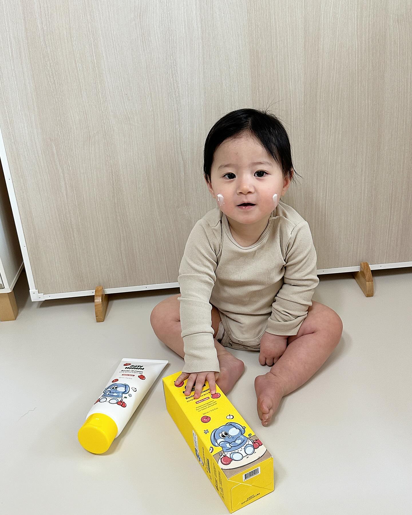 #제품제공#앙또미뇽

아이가 이유식을 시작하면서 부터 
침독과 입주변에 건조함이 생겼어요!

가장 좋았던건 향이 너무 좋았어요 !멜로우에플향🍎
너무 강하지도 않고 하루종일 안고있고싶은 향기에요 
(베리어 엠 크림 무향도있으니 향이 싫은분들은 무향 추천 🤍)

아보카도와 판테놀 캡슐로 탄탄한 보호막이 생성이되요 
그래서 그런지 크림을 보충안해도 하루종일 보습이되더라구요
용량이 커서 서원이는 온몸에도 마사지하듯 발라주고있어요 !

앙또미뇽 크림을 바르는게 좋은지 자기가 바를려고 해요~
서원이처럼 피부가 건조하고 보습이 잘안된다고 느끼면
앙또미뇽 제품을 꼭 사용해보세요 🥹완전 꿀템이에요 !

anto.mignon
