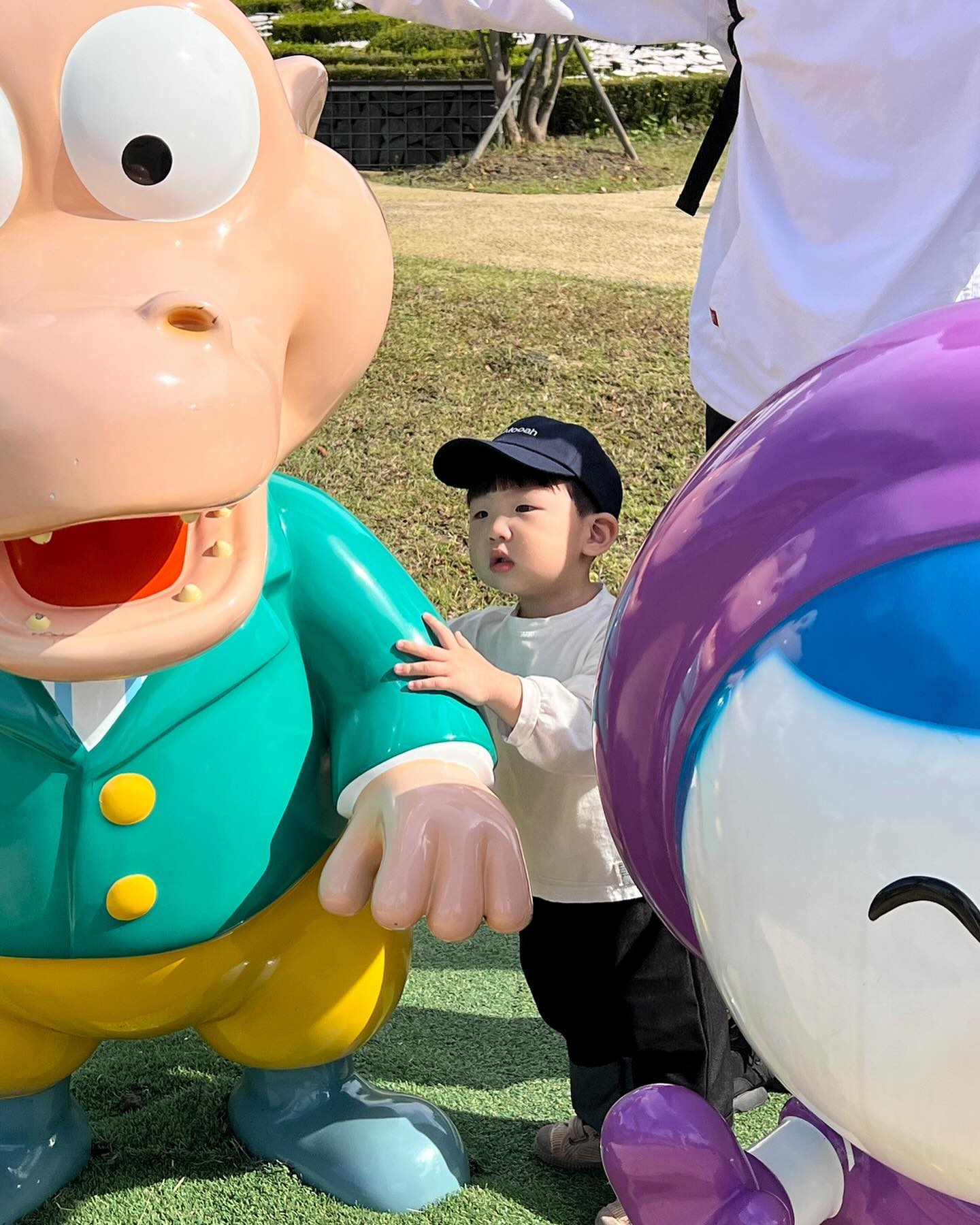 241012

뽀로로 보자마자 신나서는 뽀요요 외치더니
진짜 뽀로로가 인사해주니깐 얼음된 누누ㅋㅋㅋ
역시나 집 갈때되니 텐션이.. (우리집에너자이저👍🏻)
그와중에 알아서 잘놀고 잘자는 서아야 참… 고마오💙

♥+710d ★+130d

#아기랑제주🍊 
#23개월아기 #4개월아기