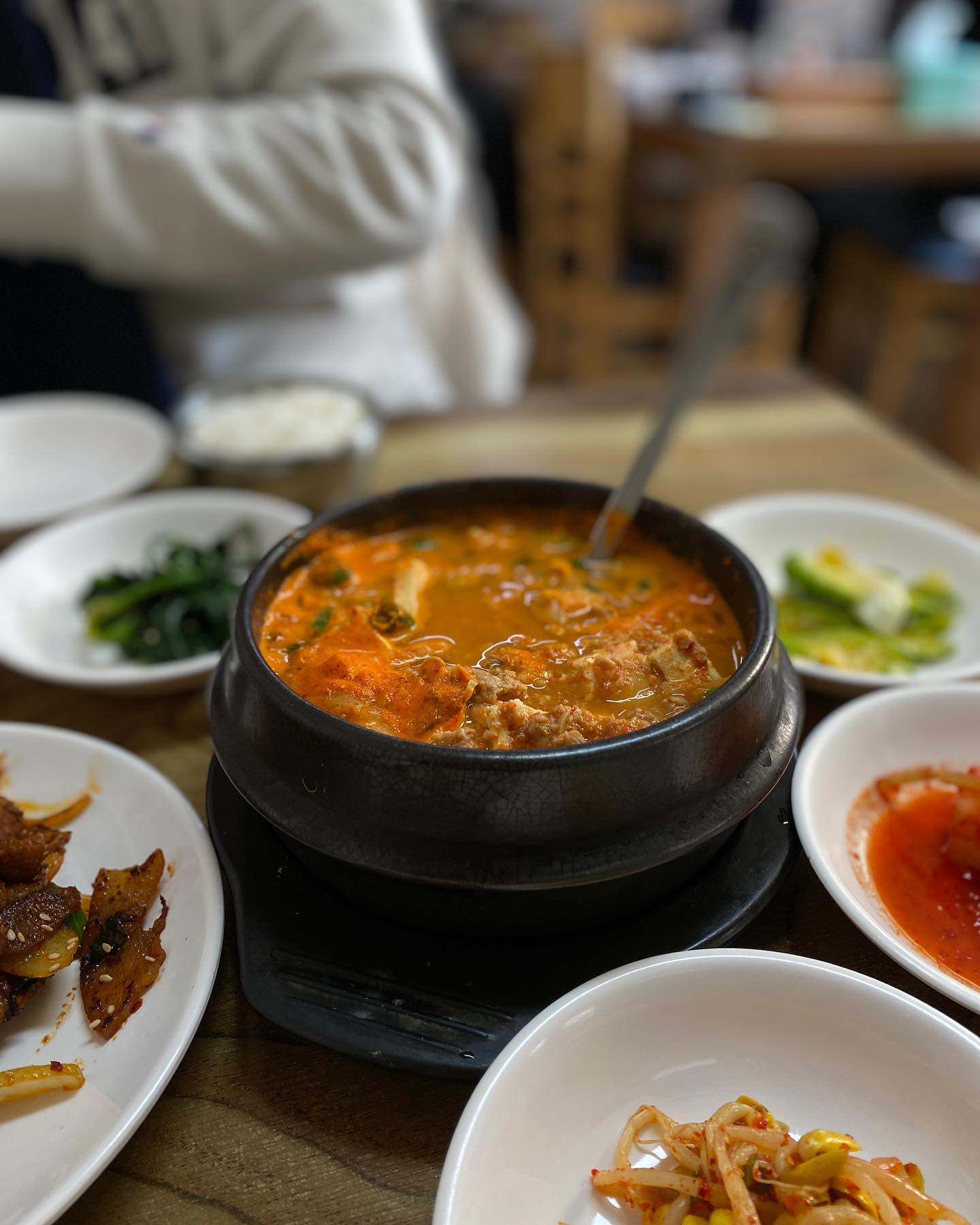 :) #장담하지말것,

어릴적, 그래봐야 고등학생즈음?
저녁메뉴가 청국장인 날은 현관서부터
짜증을 한바탕 늘어놓았다. 
도대체 이 냄새나는걸 왜 먹는거냐며,
하긴, 그때는 생선눈도 무서워서 못먹었으니까,
근데 생각해보면 그 뒤로 엄마는 집에서
청국장을 잘 해주지 않았던거 같다.
그랬던 딸래미는 지금 청국장맛집 찾아다닌다.
그리고, 먹을때마다 이상하게 엄마한테 
미안한건, 내가 나이 먹어서 그런거겠지?ㅋ
#엄마랑청국장먹으러가야겠어
#사과할게엄마미안해

#용인 #추영례할머니집 #금성토속집