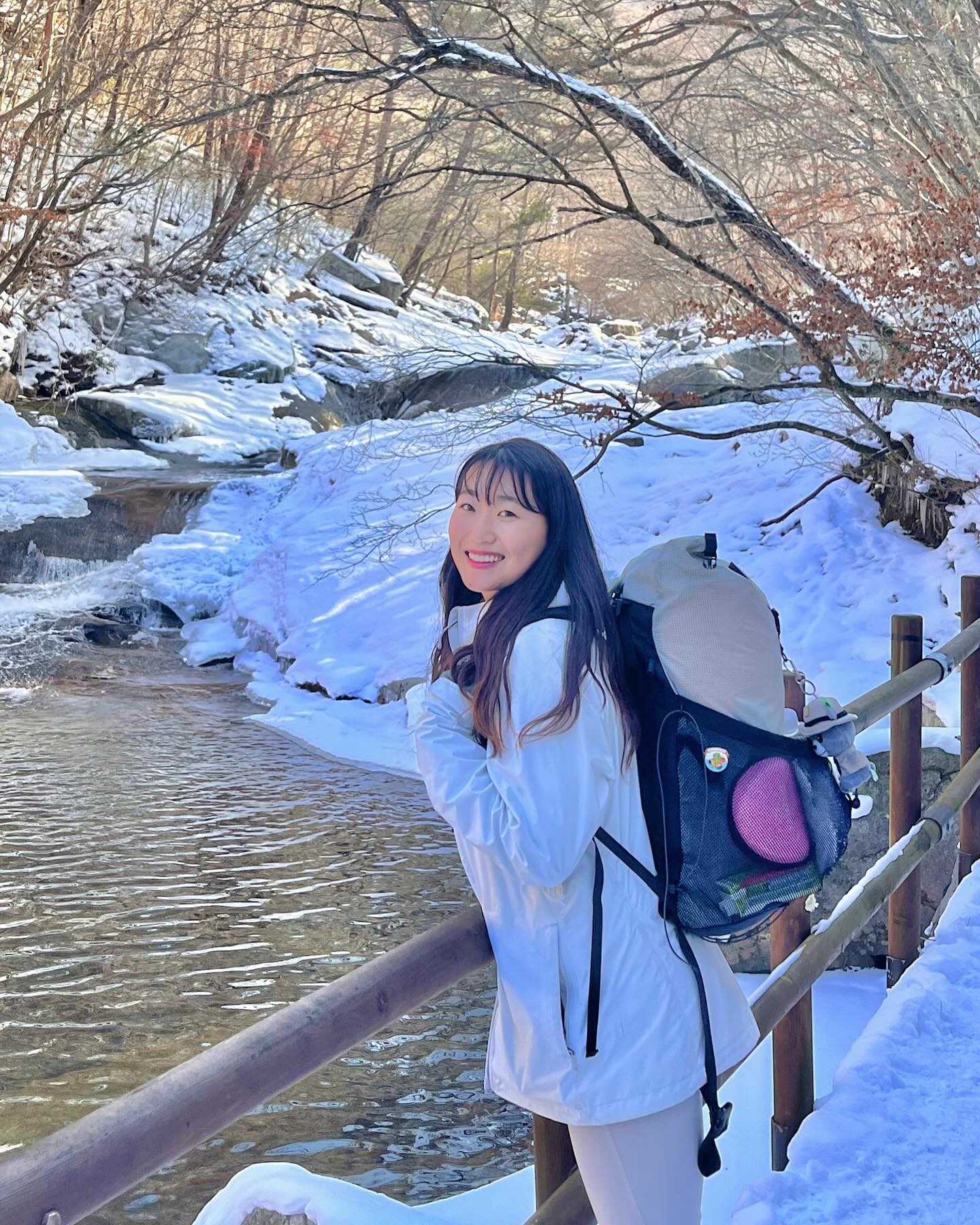 당일치기+뚜벅이로 다녀온 무주🏔️덕유산🏔️

서울에서 무주, 무주에서 대전 다시 서울은 쉽지않았지만 !
그래도 baek_maro  영상 감독님덕분에 예쁘게 영상도 찍고 편하게 다녀왔습니다 😊✨

덕유산은 우리나라에서 4번째로 높은 산이라, 설산이 아주 예쁘지만!
오수자굴 코스는 상고대가 없어 아쉬웠어요,,ㅠㅠ

다만 중봉에서 향적봉 넘어가는 코스가 진짜 진짜 예뻐서 그 뷰를 본다면 오수자굴 코스의 힘듦은 싹 사라진답니다 ✨

🏔 덕유산 중봉-향적봉
⏰ 등산시간 5시간
📍 남부터미널 ~ 무주 구천동 터미널 ~ 국립공원 안내소 ~ 오수자굴 ~ 중봉 ~ 향적봉 ~ 곤돌라 하산 ~ 구천동 터미널 ~ (택시) ~ 대전역 ~ 서울역
📍 오수자굴코스 5시간 소요 

🚌 남부터미널 ~ 무주 구천동터미널 : 고속버스이용 2만원대
🚕 덕유산 주차장 ~ 대전역 : 택시비 10만원에 합의 가능
🚄 대전 ~ 서울 : ktx 이용
✔ 영상촬영일 2023.12.29 최고온도 영상7도

#덕유산 #설산 #등산 #눈꽃트레킹 #덕유산중봉 #덕유산향적봉 #오수자굴 #덕유산국립공원 #설산 #눈꽃산행 #겨울산행  #중봉 #향적봉 #무주여행 #무주 #서울에서덕유산