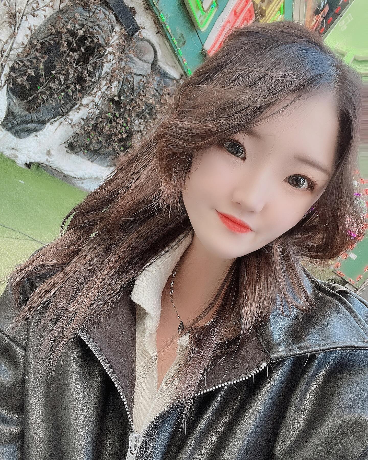 다들 꿀 주말 보내고 계신가용 👀
 
날씨가 정말 헬이야 너무추오🥶
날씨는 춥구 머리는 하고 싶고 시뮤시뮤하네 
 
 
 
#겨울쿨톤 #일요일오후 #일요일휴무 #내일도휴무 
#3일휴무 #주말일상 #집콕중 #커피타임☕️ #여유로운시간 #간만에셀카 #업로드 #셀기꾼 #셀피그램 #얼태기 #얼굴컷 #즐거운주말💕 #블랙 #물빠짐