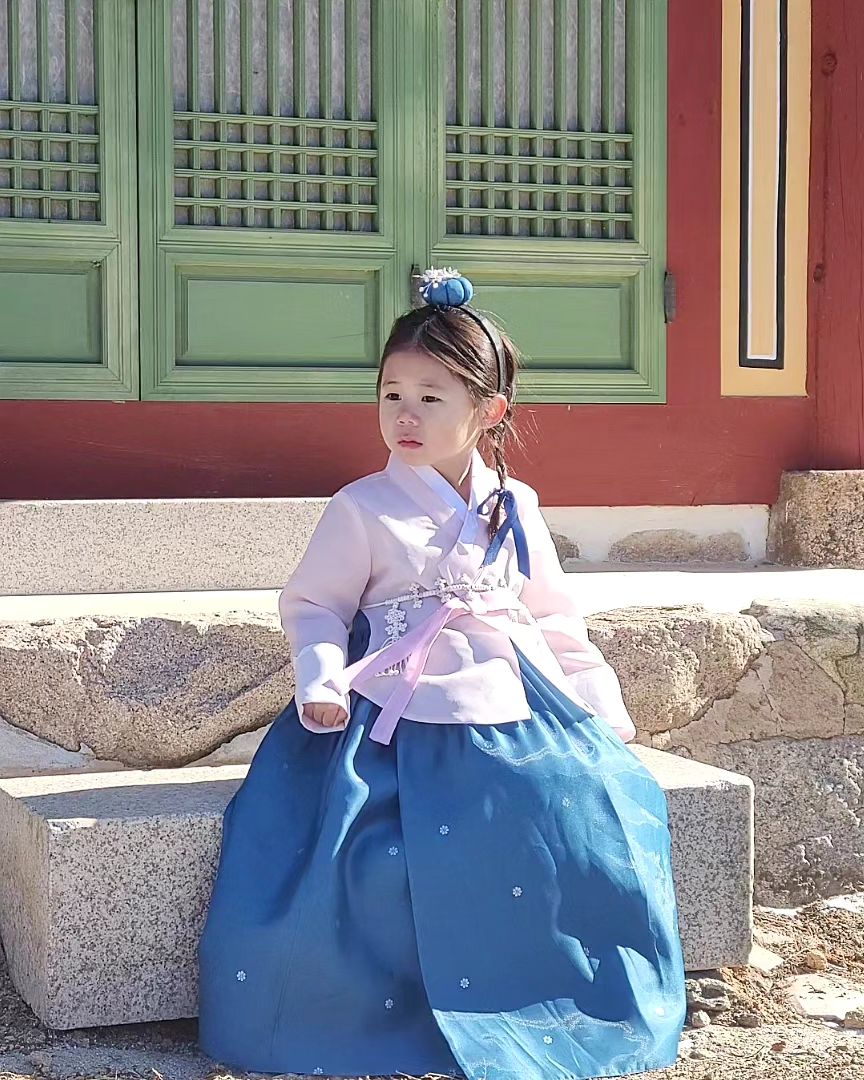 진짜 너무 이쁜 #예화한복
단아하고 고급스럽고 색감조합도 최고예요~
어디갈때마다 한복입고 가서 자랑 가득할려구요💙

이쁜선물 감사드려요 사장님😊
-
yewhahanbok

-
-
-
-
-
#유아한복 #어린이한복 #생활한복 #한복 #한복드레스 #한복촬영