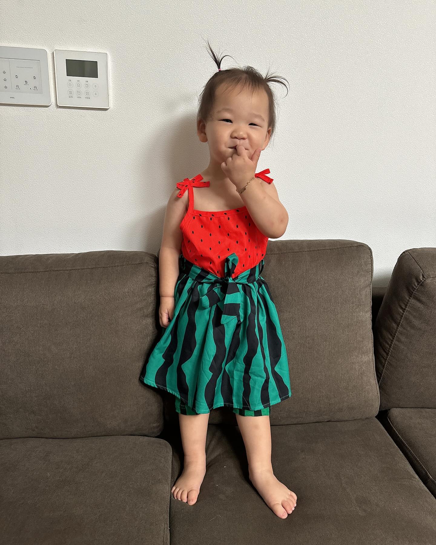 👶🏻+665일🫶

얼집에서 수박행사 한다고 수박옷 입고오라해서 아무생각 없이
산 수박 원피스 입고 간날🍉
작년에는 상하복 이였다면 올해는 원피스!!!!
완전 제대로 수박옷이여서 선생님들도 엄청 귀여워해주시고
서윤이도 재밌게 논 하루ㅎㅎ🤍
집에서 하나하나 수박 씨 다 빼고 먹기 좋게 잘라주는 수박은
안먹고 통째로는 먹는 윤서유니…😮‍💨
엄마가 하나하나 다 빼줬는데 통째로가 좋았던게냐🤣🤣
귀엽다 증말🤍🤍

내년에는 어떤옷을 입히고 갈까~~?

#윤서유니#어린이집행사#수박행사#수박옷#수박원피스#찰떡룩