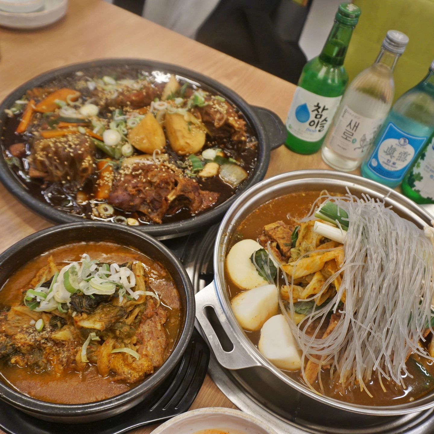 #본가왕뼈감자탕 첨단점 
첨단 맛집 24시간 운영하는 본가왕뼈감자탕! 
여기 진짜 괜찮아요! 
낮에 식사하러 가기도 좋은데 밤에 그리고 새벽에도 상관없음. 
매장도 넓고 룸도 여럿있음. 모임하기 좋아요. 
감자탕 진짜 맛있어~ 미쳤음~ 
뼈찜도 있고 사이드도 많네요. 
취향대로 골라~
.
.
. 
#본가왕뼈감자탕첨단점 #본가왕뼈감자탕 #첨단맛집 #첨단지구맛집 #광주24시간맛집 #첨단24시간맛집 #첨단감자탕 #첨단감자탕맛집 #첨단밥집