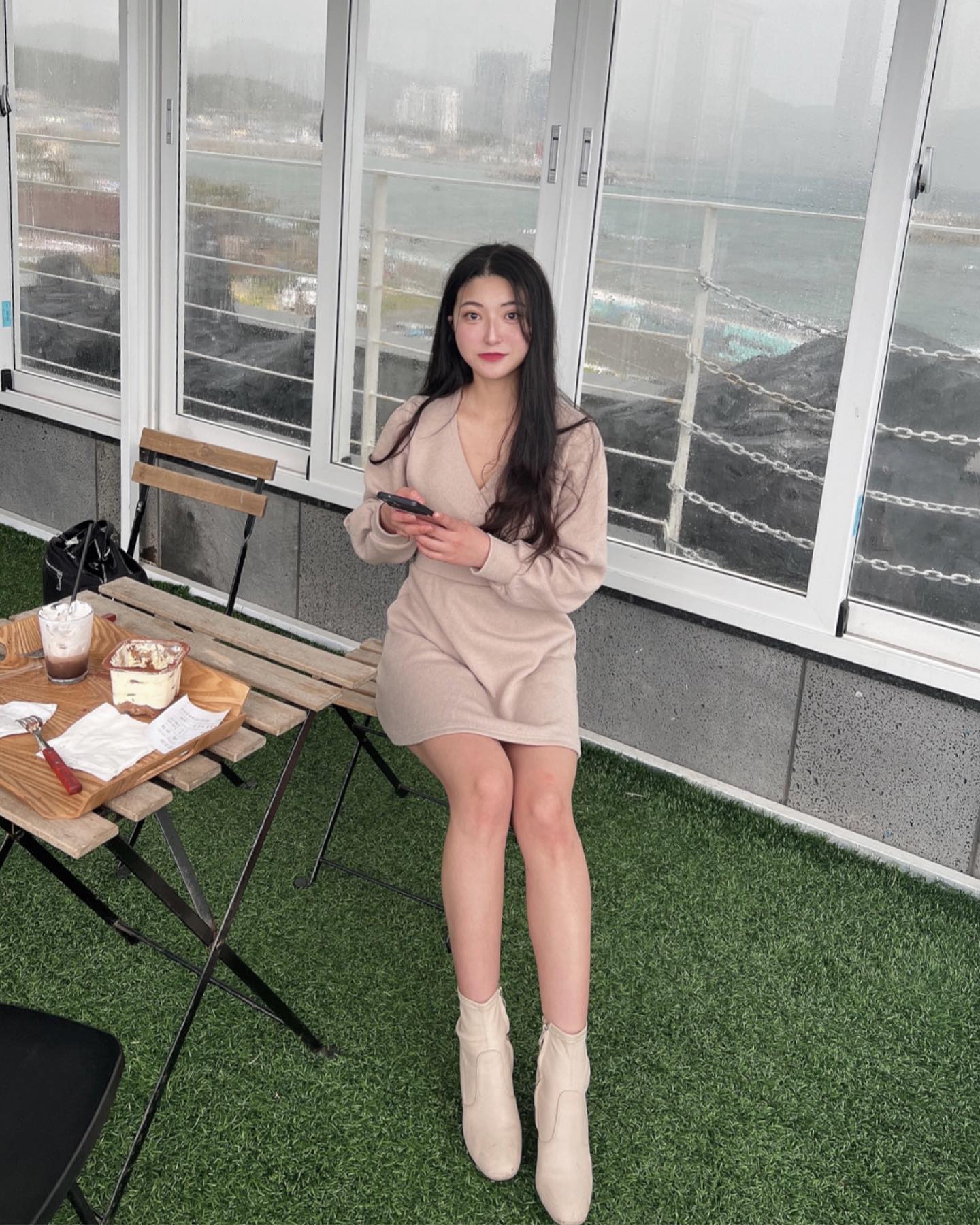 엄마랑 바다에서 돗자리 깔고 
라면 끓여먹으려 했는데 
비와서 카페로🪨
.
#곽암아트카페갤러리
