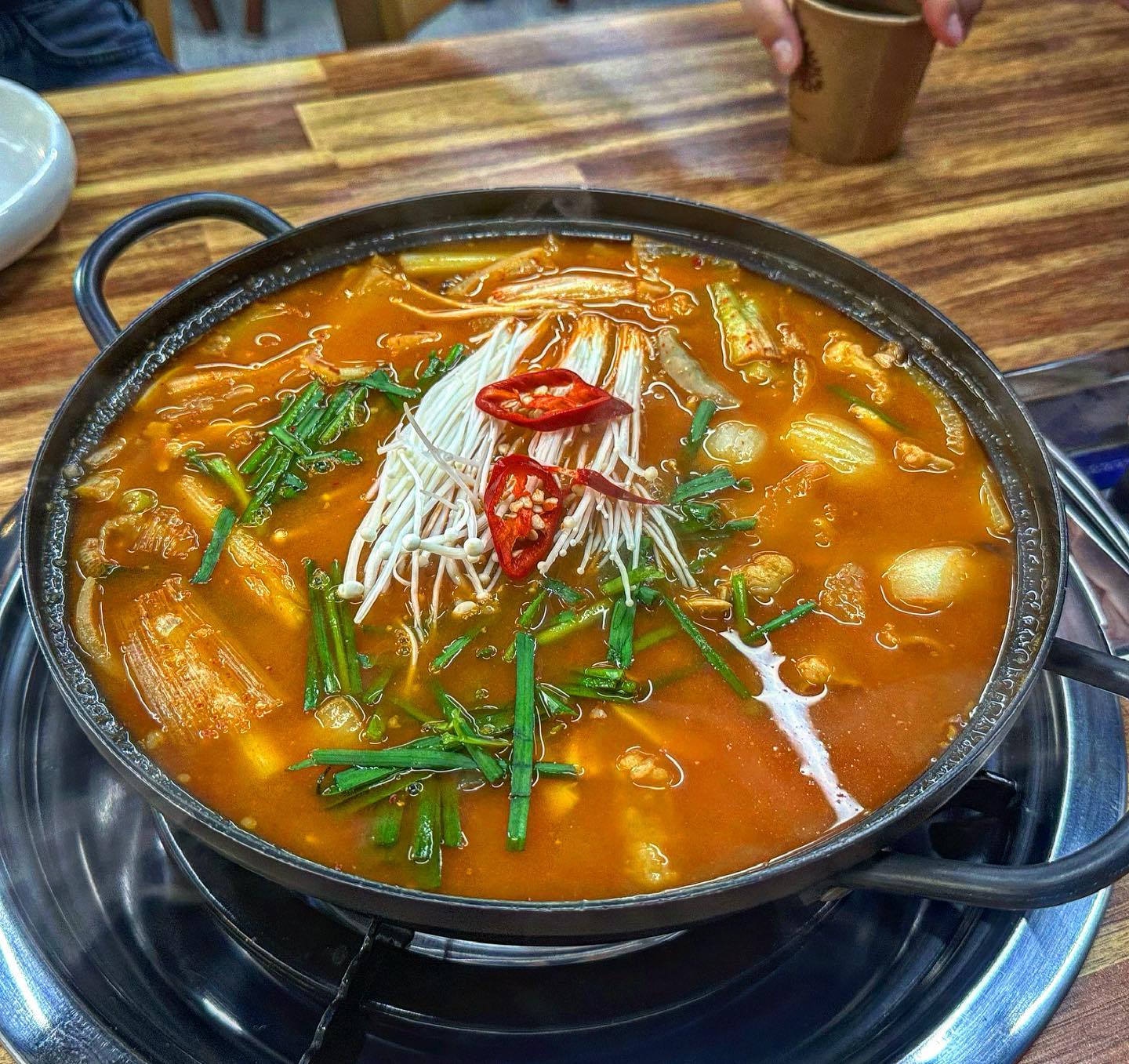 신부동 닭곱도리탕 찐맛집 
닭칼도리만 다녀왔어요🩵

✔️순살닭곱도리탕
1인 가격 16,000

국물부터 얼큰 칼칼하니 정말 맛있었어요
닭칼국수도 먹고싶은데 닭도리탕도 먹고싶었는데
닭곱도리탕에  칼국수 사리 추가하면 되니 너무 좋았답니다🩷

재료도 무엇보다 엄청 많이 들어가있어,,
완벽한 한끼..!!!😋🤤

📍천안시 동남구 신부 11길 19

#닭칼도리만 #신부동닭칼국수 #신부동닭도리탕 #신부동닭곱도리탕