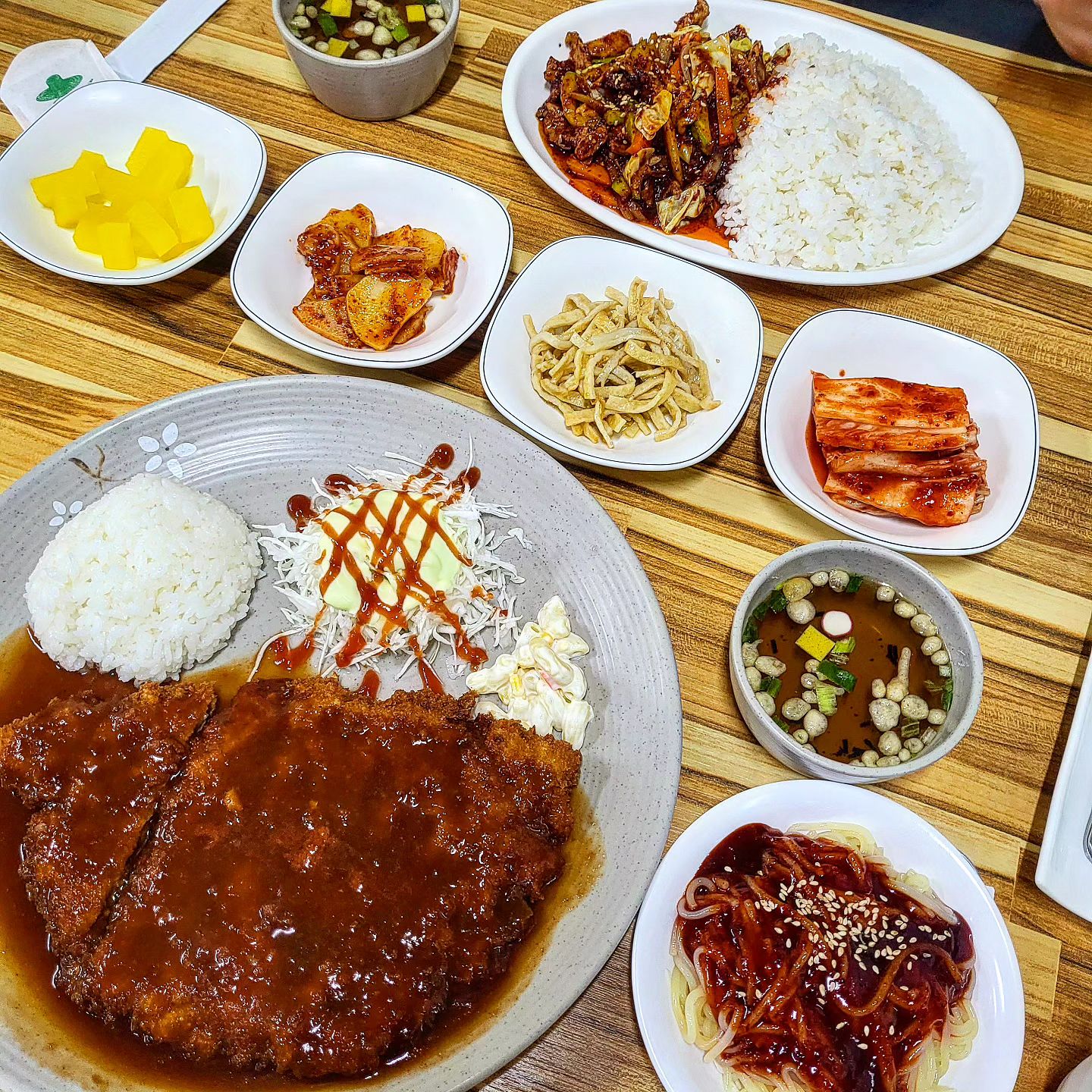 #🍽92

국내산 생등심만을 사용하여 만든 돈까스 맛집 #개코네돈까스

원주에 볼일이 있어서 들렸다가 원주맛집러 송꽐라님의 피드에서 이 맛도리 집을 발견하고 바로 출동해보았는데요!! 역시 믿고 먹는 원주맛집러셨습니다👍🏻

저는 이번에 가서 쫄면돈까스와 제육덮밥을 주문해서 먹어보았어요!! 여러분.. 돈까스 크기 보이시나요?!🤪 진짜 음식 나오자마자 깜짝 놀랐어요... 와 돈까스만 시켜도 많을뻔했다.. 싶더라구요🤣

제육덮밥은 맵찔이인 제가 먹어도 맵다고 느껴지지 않을정도로 맛있게 매콤한 맛이었어요😋 너무 자극적이지 않아서 첫끼였는데도 부담스럽지 않더라구요!

집이 원주였다면 돈까스를 더 사가고 싶을 정도로 고기도 부드럽고 맛있었어서 다음에 원주오면 또 재방문 의사 10000% 있습니다👏🏻

식전 스프와 식후 요구르트까지 챙겨주시는 센스있고 친절하신 사장님 덕분에 더 기분좋게 식사하실 수 있는 개코네 돈까스 완전 강추입니다👍🏻🔥

🎈개코네 돈까스
🎈강원 원주시 남원로469번길 7-9
🔉 매주 일요일 정기휴무