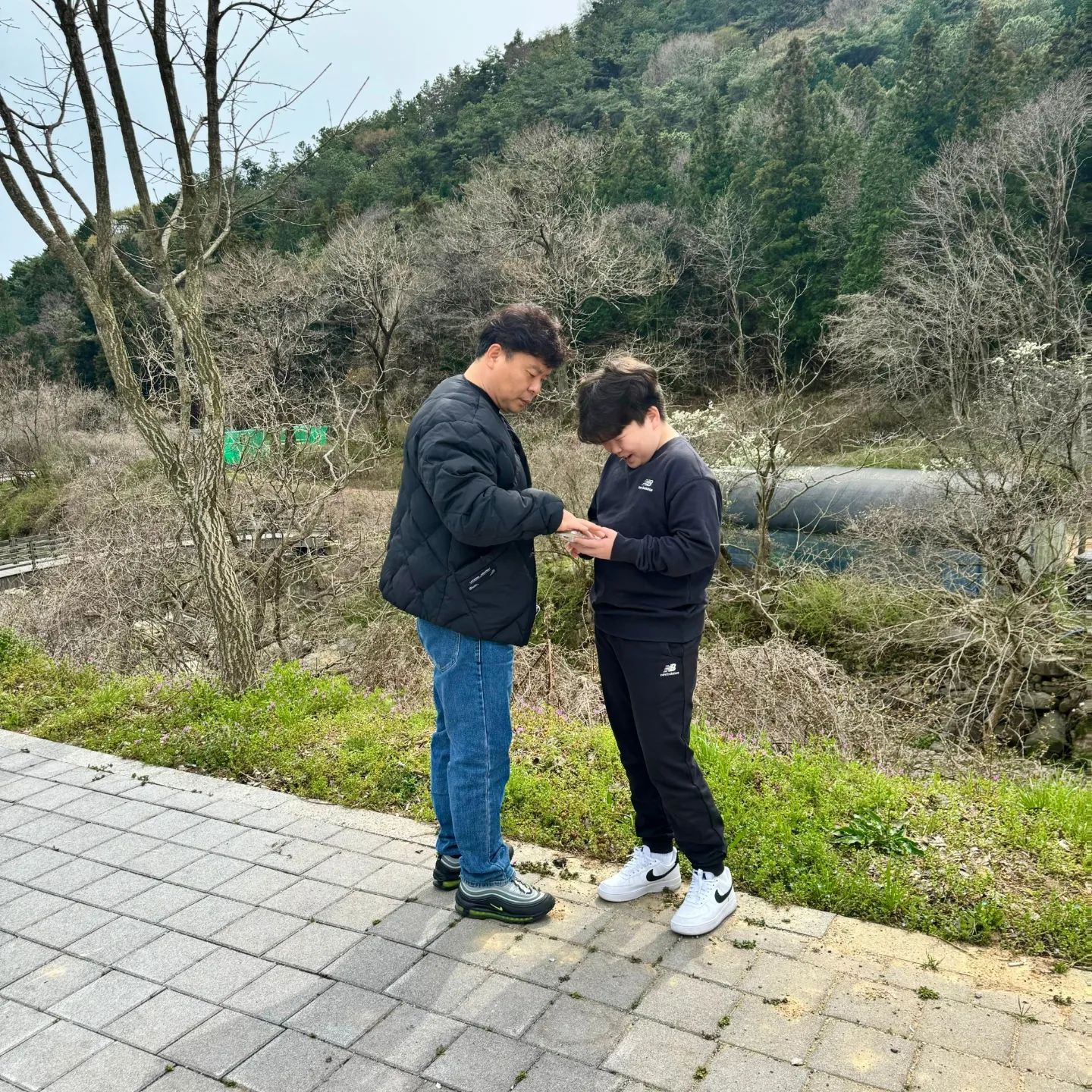 #아빠와아들

포켓몬 고에 진심인  우리집 두 남자!

예전엔 둘이서 포켓몬 고를 하러다니느라
요기저기 다니느라 바빴다는~

어느순간 아빠도 일이 바빠지고 아이가 크다보니 
잊고 지내던 동심과 멀어진듯한 아빠와 아들 😭

얼마전 유튜브에서 아빠와아들은 베스트프랜드
포켓몬 고 영상을 보는데
한편의 드라마를  보는듯한 감동
내맘도 뭉클~  꼭 한번 봐보세요. 

그리하여 다시 시작한 #포켓몬고 

오늘도 우리 가족은 포켓몬 고를 하러 
다같이 나들이 출발~

이 시간이 소중하고 너무 행복한 우리집 🏠

인친님들도 함께 했던 추억을
다시 함께 하는 시간으로 만들어 보세요.

#포켓몬GO #PokémonGO 
#전설의포켓몬 #잉어킹
#아빠와아들 #베스트프렌드 #가족스타그램 
#아빠 #주말게임 #추억게임