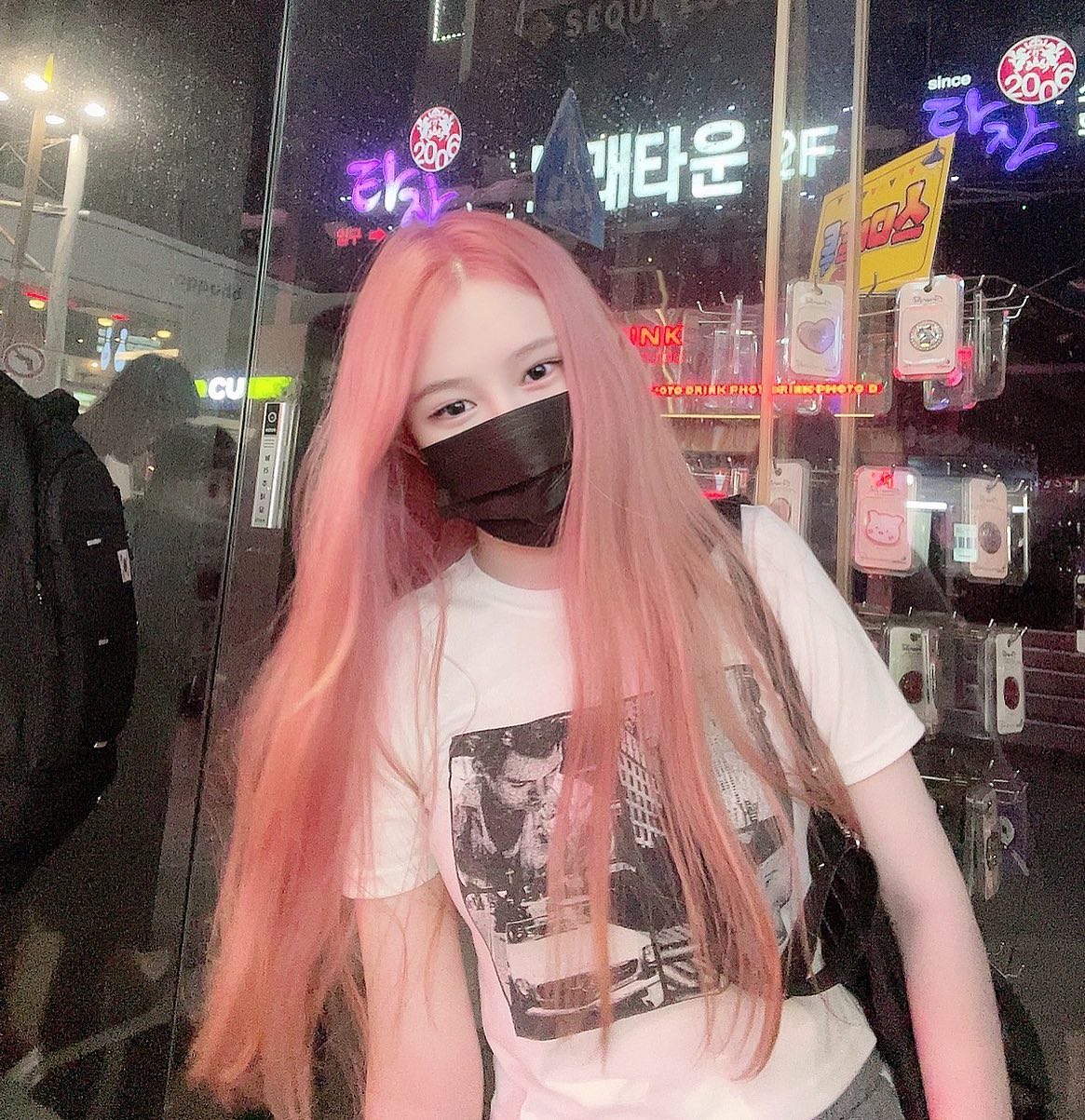 내 앞모습 ㅎ_ㅎ 
핑크머리 봄에 진작에 할 걸 그랬나봐요 
분위기 완전 바뀜 🤭 

⠀ ⠀

⠀

#핑크머리 #핑크염색 #쿨톤염색 #겨울염색 #염색추천 #부산미용실 #부산 #서면 #긴머리스타일 #탈색