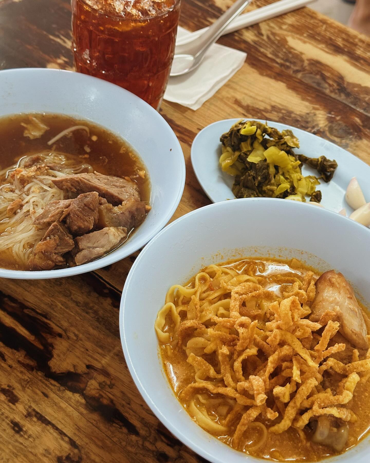 치앙마이 여행 카오소이 맛집으로 알려진 카오소이 매싸이
점심시간쯤 갔더니 평일임에도 대기가 많아 20분쯤 대기하다 들어간 곳
입이 짧은 우리에게 너무 만족스러운 적은양(여러개를 시켜 맛볼 수 있다는 장점이😍)
카오소이 치킨과 이름모를 고기국수 7번시킴
향신료 향이 좀 나지만 센 편이 아니라 쉽게 먹을 수 있는 맛
고기들이 너무 부드럽고 이 가격에 미쉐린 빋을만 한 곳이였다
**밖에서 얼타지 말고 안에 들어가서 대기 진동벨 달라고 하고 기다려야 함