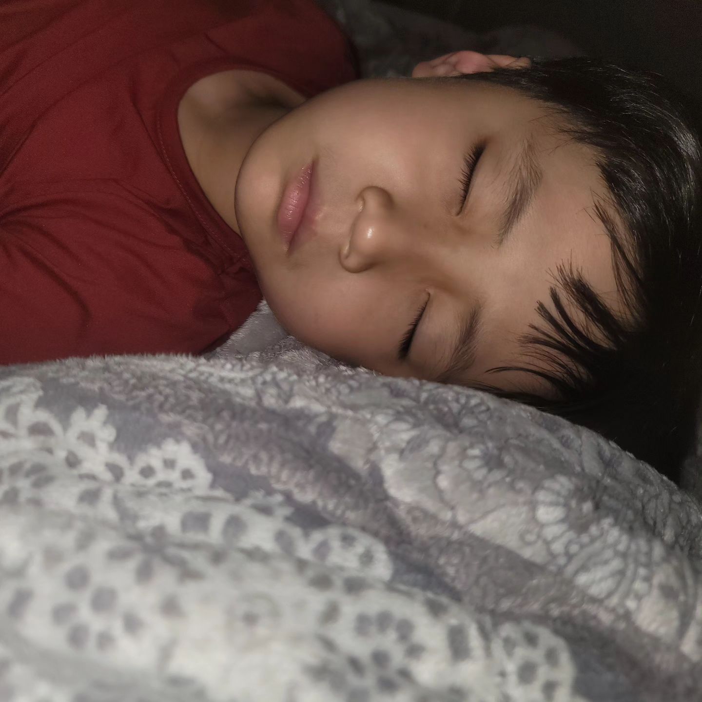 11시 넘어서 갑자기 속이 안좋다고...
울렁거린다고...12시 넘어서 토 조금 하더니...
사이다 두모금 먹구 내배에서 잠드심!!
하~~순간 응급실 가야하나 허둥지둥!!
학교 적응 하느냐...많이 힘들고 스트레스 받나보네ㅠㅠ
같이 힘내보자 넌 할수있어 엄마아들이니까 💕 💜 💏 

#이또한지나가리라 #초딩맘 #외아들 #내사랑