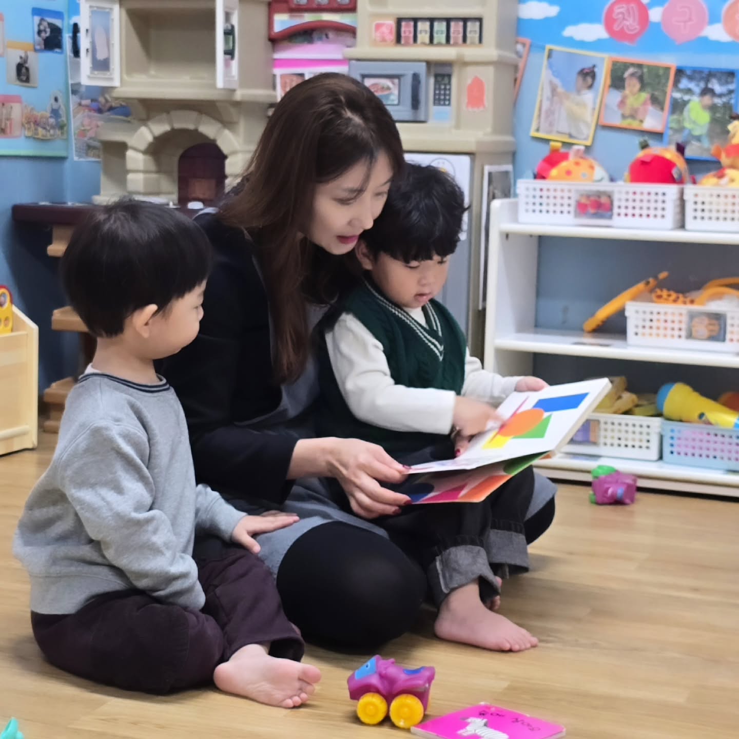 #월요병극복 🙄

모처럼 주말에 뒹굴뒹굴하면서
애들이랑 잔치국수 해먹고
땅희쌤이랑 카페도 가고
여유롭게 보냈다🍰

주말 지나고 은서는 방학이고
월요일 어찌나 출근하기 싫은지🫣
막상 출근하니 요 이쁜것들이
웃게 해주네
.
.
.
#이래서 #어린이집교사 #할수있음
#보육교사일상