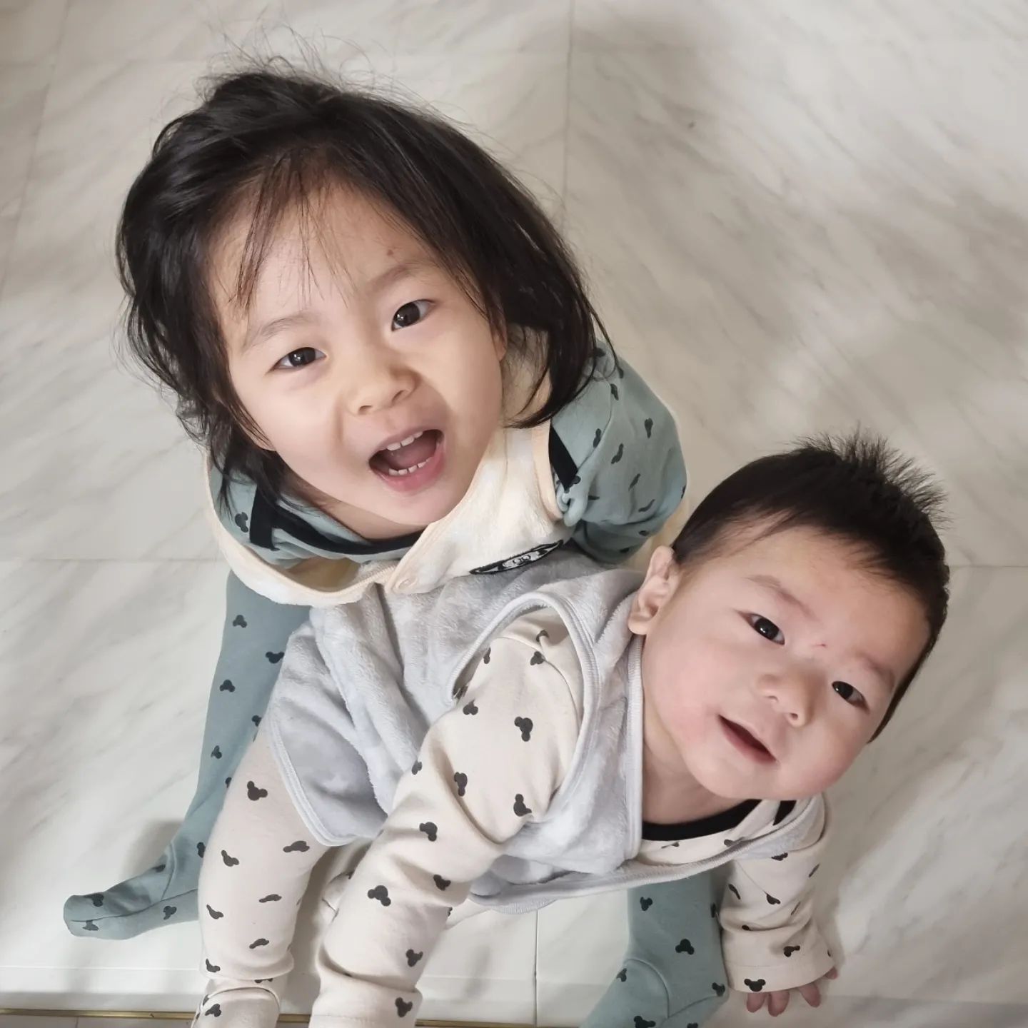 미니♡+1138(37개월28일) 비니♡+269(8개월29일)
우리집 짱구들

1-3. 사이좋은 남매의 아침
4. 떡뻥먹다 장난치기
5-7. #오늘의등원룩
8-9. #대환장등원길
추운날씨에 웨건을 태웠으나 내려달라하여 내렸더니...추워서 못걷는다 다시타기싫다 손이시렵다 등등 오만가지😮‍💨
결국 유모차장갑끼고 신나게등원

#일상기록 #육아일기 #육아기록 #흰쥐띠아기🐭 #흑토끼아기🐰 #남매맘 #육아소통좋아요 #성장기록 #8개월아기  #37개월아기 #육아난이도상승 #오늘은뭐하고놀지 #도치맘🦔 #ootd #우남매👫 #천방지축사고뭉치 #등원전쟁 #대환장파티 #이너피스
