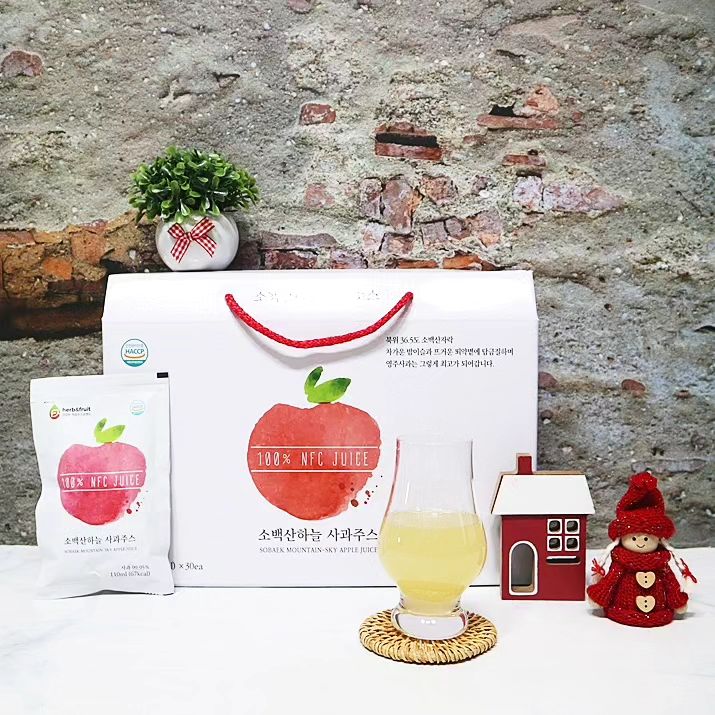 #협찬 
소백산하늘 사과즙은 씨를 제거하여 텁텁하거나 쓴맛이 없고 깔끔한 맛을 낸 씨없는 사과주스입니다. 
사과의 중심부를 수직으로 관통시켜 심을 제거하기 때문에 사과의 꼭지부분에 남아 있을 잔류농약이나 불순물도 함께 제거됩니다. 
포장도 깔끔해 선물용으로도 좋은 영주사과즙으로 개봉하기 편한 이지컷 포장으로 되어있어 쉽게 개봉이 가능합니다 
냉동실에 얼렸다가 꺼낸 후 10분간 주무르면 시원한 슬러시로도 즐길 수 있습니다. 
영주 풍기읍 사과농장에서 직접 재배 후 착즙하여 가격도 저렴하고 믿고 먹을 수 있는 소백산하늘 사과주스랍니다.
맛있는 사과로 만든 사과주스 꼭 드셔보세요~ 진짜 맛있어요. 

#영주사과즙 #사과즙추천 #명절선물사과즙 #씨없는사과즙 #아침사과주스 #아침사과즙 #과일즙추천 #식사대용과일즙 #과일주스추천 #착즙사과 #소백산하늘 #영주사과농장 #영주과수원 #풍기사과 #풍기사과즙 #디너의여왕