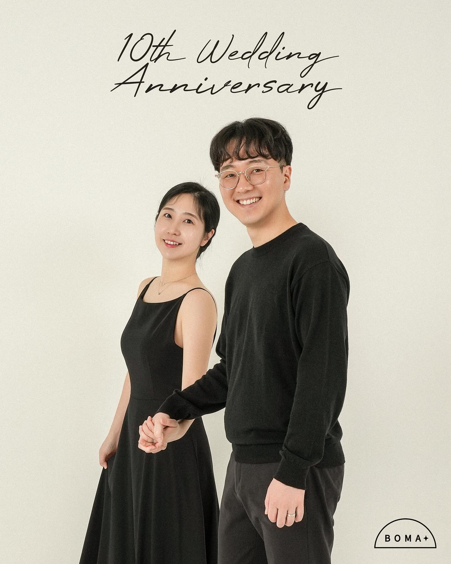 -
짠!
우리의 열번째 결혼기념일 기념촬영🩷
언제나 그렇듯 계획처럼 완벽하진 않지만 셀프촬영이라는 어려움 안에서 나름의 완성도 있고 의미 있게 기록된 우리 셋의 사진-

2014년 5월 17일부터 2024년 5월 17일까지-
10년동안 나랑 함께 해줘서 고마운 따뜻한 내 여보, 
그리고 우리의 봄이💗
내 사랑들, 내가 많이 아껴요! 더더 사랑하며 살아가자요✨

#열번째결혼기념일 #결혼기념일사진 #셀프촬영 #십년이지나도 #계속사랑하자