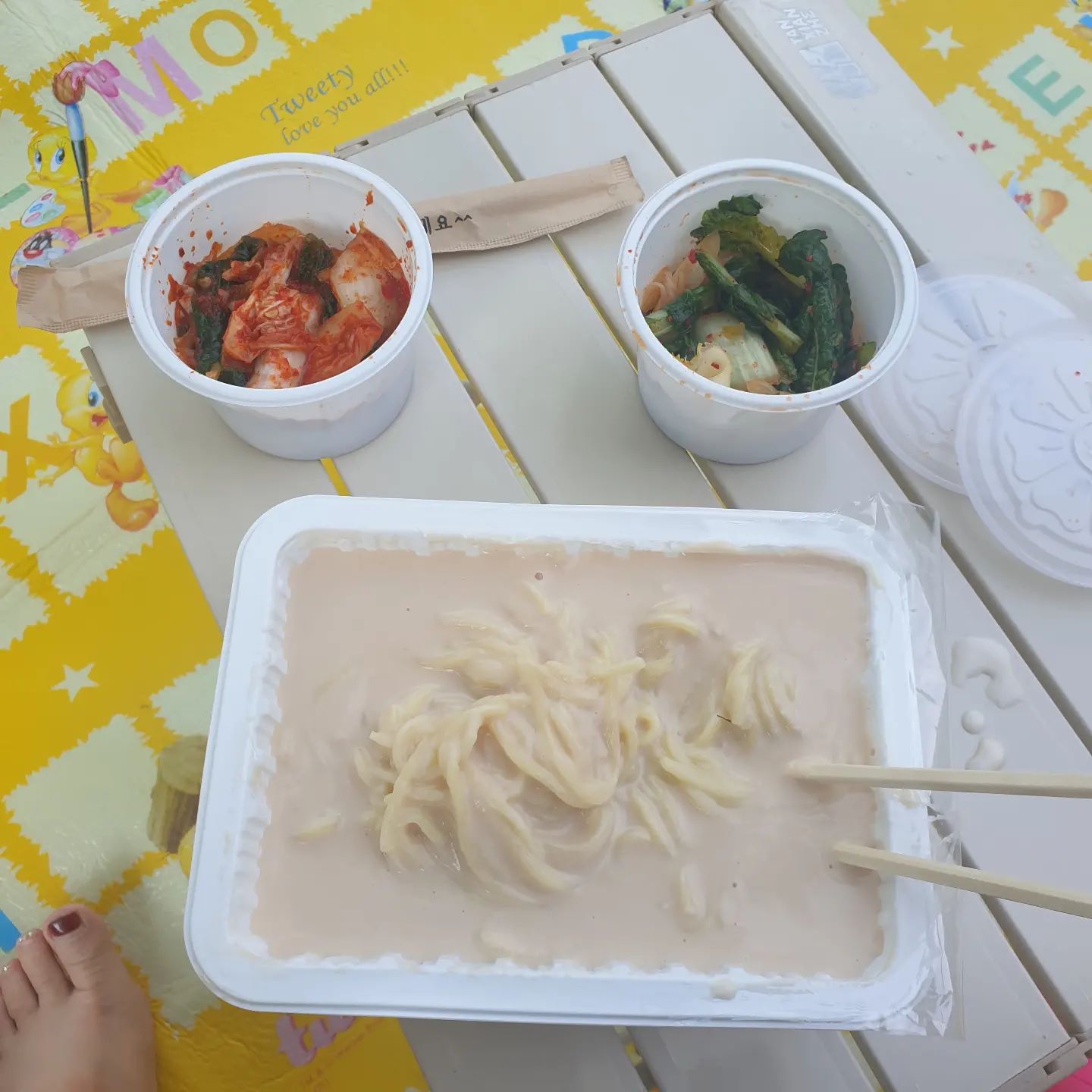 드디어 먹어본 #사계진미 #콩국수
#야탑콩국수 진짜 콩국수 몹시 건강한맛
ㅋㅋㅋㅋㅋㅋ 먹고나니 속편하기는함 
정작 음료수처럼 콩국만도 사올걸그랬나 아쉽
우리가 콩국수 먹는동안 달곰이는 물촵촵ㅋ