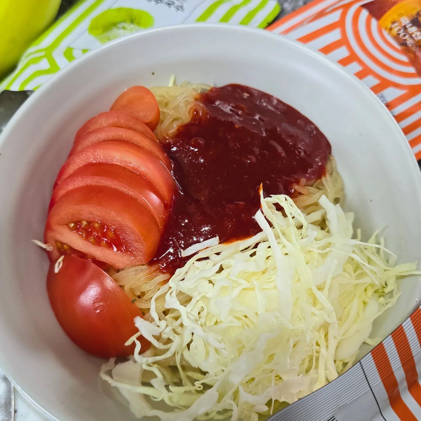 곤약면 식감인데 비린맛은 없고
저칼로리 맛있는 이것은 진짜 혁명 ❤️

요즘 다이어트에 큰 도움을 받고 있는 
#다이어트면 #저칼로리 #밀가루대체면 

진짜 양배추랑 브로콜리 대두
이정도만 들어있음 👍👍

170g 당 칼로리 23 kcal

혁명이란 이런것 👍👍

탄수 4g
지방 0.5g
단백질 1g 

단백질이 적지만 워낙 저 칼로리라
닭가슴살이나 계란 토핑하면 진짜 끝내줌 ❤️