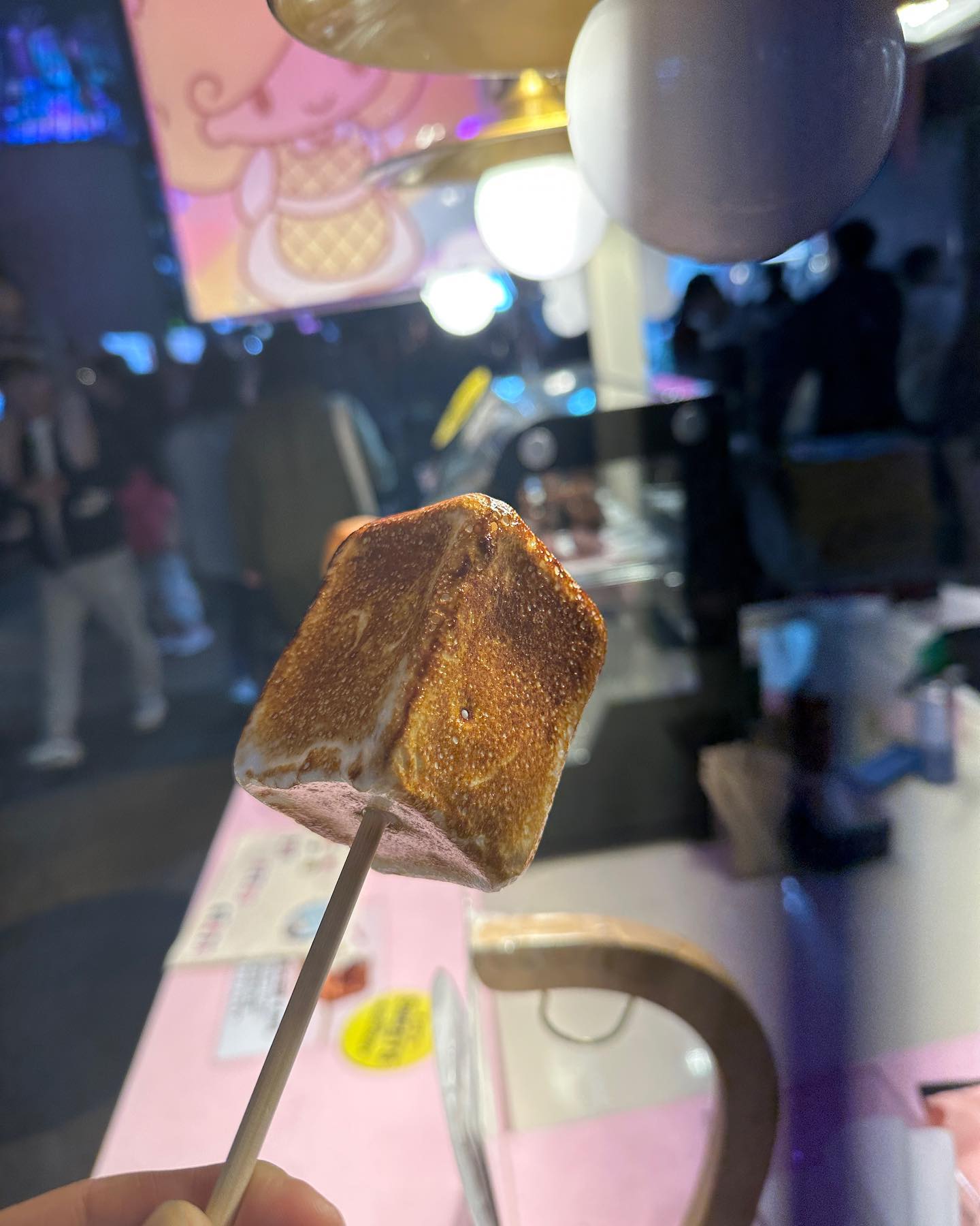 요즘 많이 먹는다는..
이름이 모더라???😅
마시멜로가 아이스크림을 감싸고 있고 겉을 토치로 그을려 주신다. 
달고나와 아이스크림을 같이 먹는 느낌?
맛있지만 비싼..🥲

#명동 #마시멜로 #아이스크림 #휴일나들이 #일상스타그램