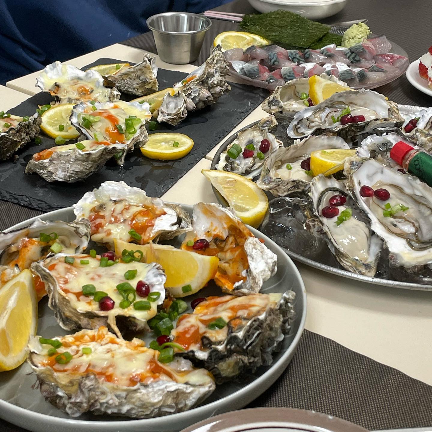 이번 크리스마스에는 석화 10kg 사서 굴파티를 했어요🎄

오븐구이, 굴찜, 굴짬뽕, 생굴 다양하게 먹으니 질리지 않게 순삭 가능했어요😶
역시 제철음식은 챙겨먹어줘야 해요!🦪