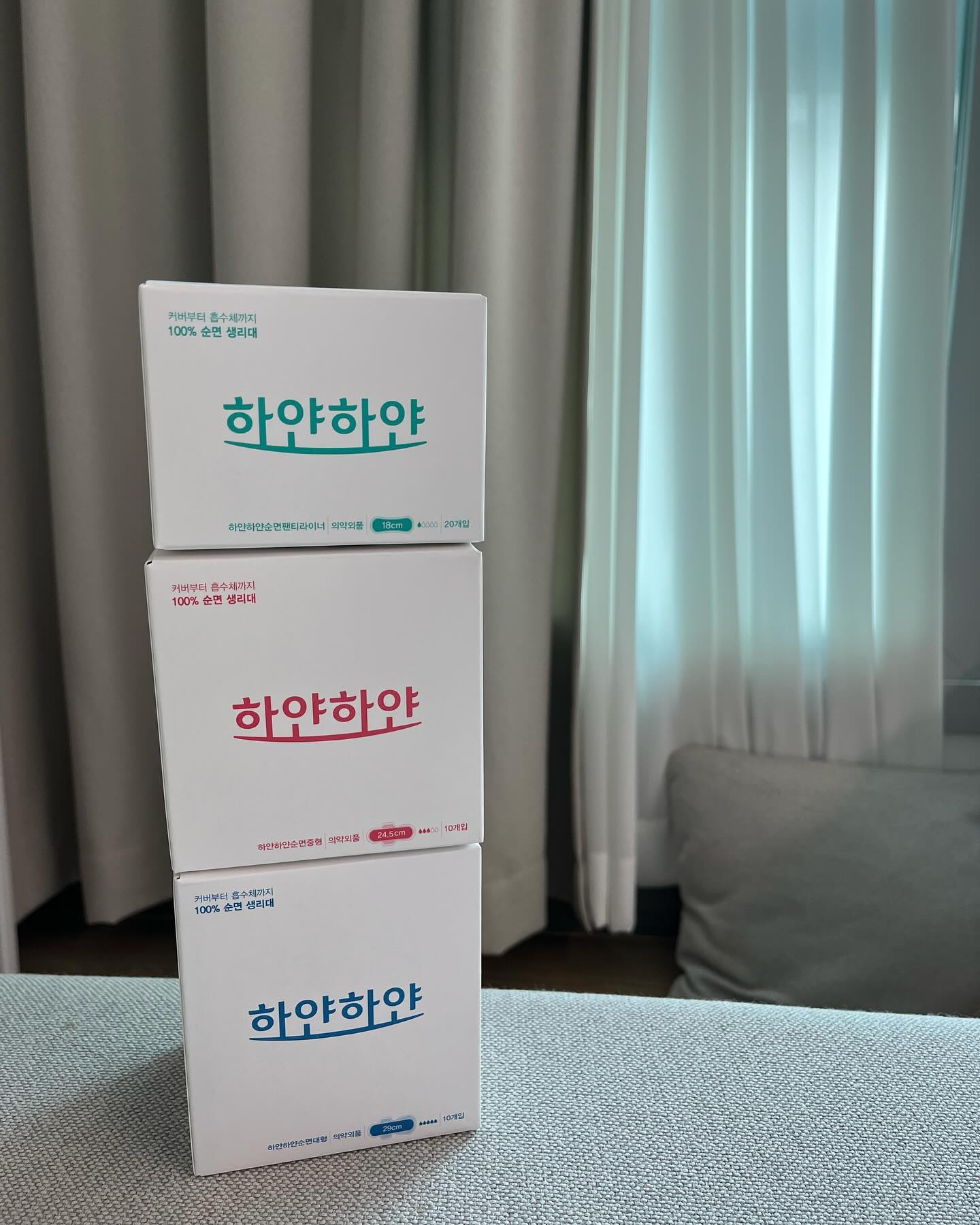 #협찬

‘하얀하얀 유기농생리대’

▫️면생리대를 일회용생리대로 만든 제품이에요.
▫️커버에서부터 흡수시트까지 100% 면으로
  만들어졌어요.
▫️통기성과 Y존의 청결, 불쾌한 냄새 유발을 최소화
▫유해물질 검사 272가지 항목 테스트를 완료
▫️옆샘방지선과 날개에 더마소프트 원단을 사용하여
  새는 것을 방지해요

#하얀하얀 #유기농생리대 #면생리대