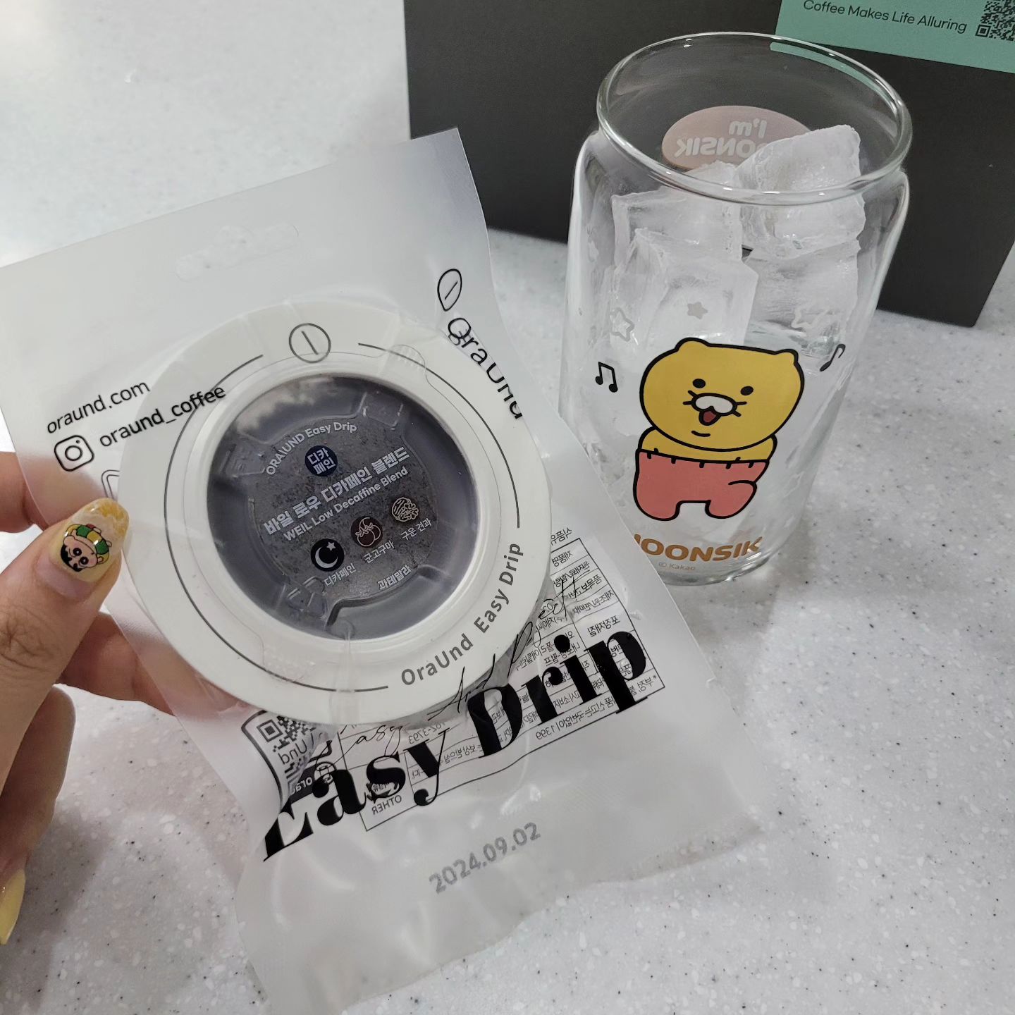 선물용으로 너무너무 좋은 오라운트 이지드립 커피 ☕️ 
추석 선물로 뭐가 좋을지 고민고민중이였는데
오라운트 이지드립 체험키트가 있더라구요! 

어머님 커피취향 알아볼겸 어머님한테 구매해 선물하기로♡ 

이지드립 체험키트에는 5가지 원두랑 예쁜 컵이 들어있어요!

원형모양의 가드같은게 있어서 컵사이즈에 구애받지않고
커피를 내려마실 수 있어요! 
뿐만아니라 원두양이 18g으로 다른 타사 드립커피보다 원두양이 좀 더 많더라구요.

저처럼 커피 많이 마시는 분들한테 이거 완전 혜자라구요>_<

지인분들이나 가족들에게 선물할 커피 뭐가 좋을지 고민이시라면 저 처럼 체험키트 선물해드리고 커피취향 알아보기 요거 완죠니 딱인거 같아욯ㅎ 

#광고 #커피추천 #홈카페 #추석선물 #답례품
 #집들이선물 #커피선물 #여행커피 #진공포장  #드립백
추천 #커피맛집 #오라운트카페 #여행커피