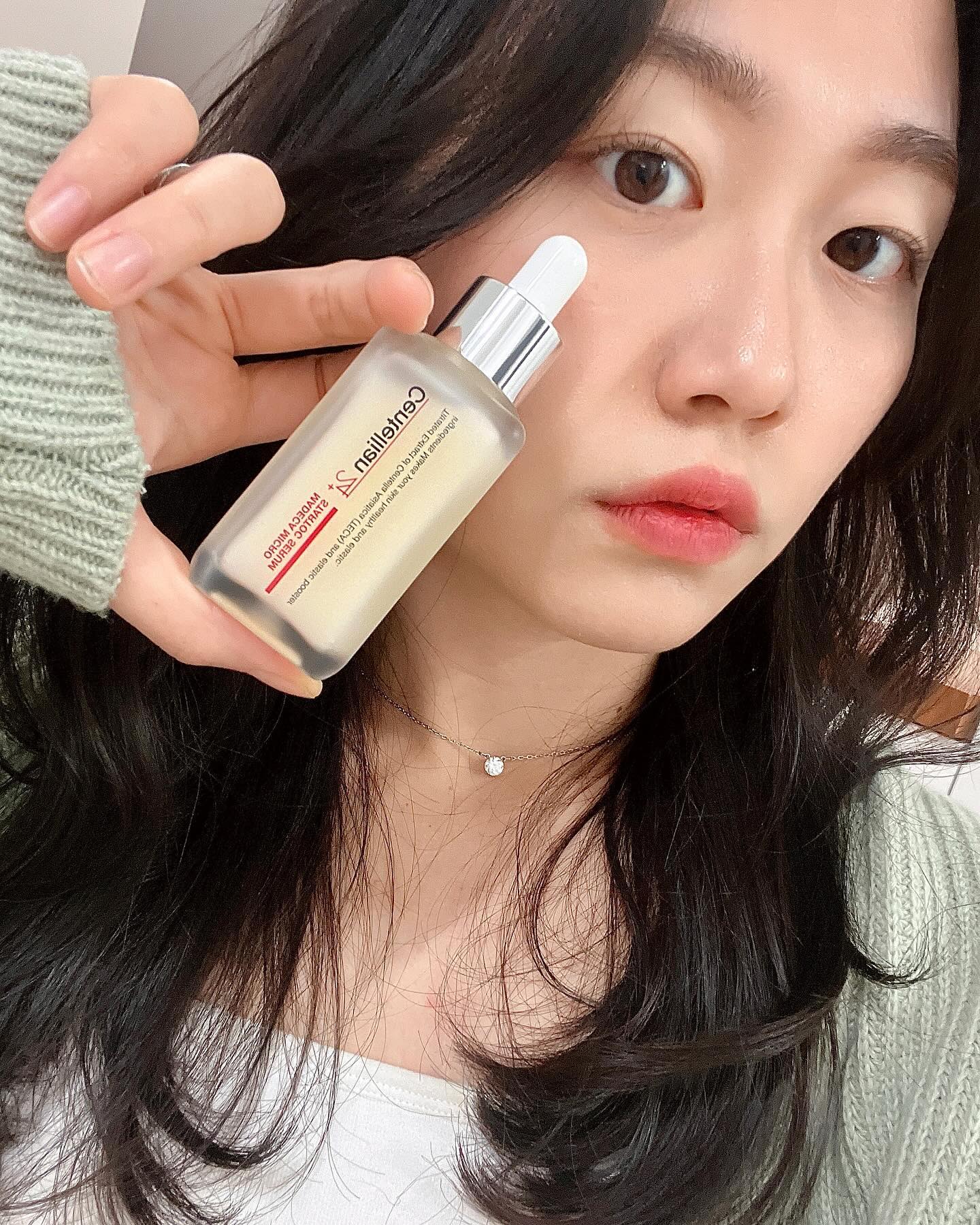 #협찬
동국제약에서 더마 코스메틱 브랜드를 만들었다고?!
센텔리안 24 (centellian24)는 반세기 넘게 쌓아온 동국제약의 피부과학 노하우를 담은 더마 코스메틱 브랜드라구 !

사실 동국제약은 검색창에 입력만해도 바로 뜰 정도로 마데카 크림으로 유명한데 이번 세럼도 역시나 엄청난 스펙을 자랑함
- 인체적용시험으로 증명된 피부 개선효과!
( 피부 겉보습 개선율 +244%, 피부 윤광 개선율 +58.9%, 피부 각질도 개선율 +67%, 사용감 만족도 조사 +100% )
- 동국제약의 핵심 기술력과 성분으로 피부 고민 완벽케어!
( 동국제약의 반세기 넘는 피부과학 기술력의 핵심,
TECA(센텔라아시아티카정량추출물) 와 병풀 추출물 함유 )
이런 성분과 실험을 바탕으로 나 처럼 겨울철 극건성으로 힘들 때 쓰기 좋고 보습, 탄력, 피부 속 부터 빛이 차오르는 광채효과까지!!

✅ 거두절미하고 직접 쓴 후기
- 향 : 오픈 후 살짝 연고 냄새가 남 (제약회사라 그런가,,)
- 제형 : 불투명하고 점성이 높지 않은 편 (영상 참고)
- 발림성 : 불투명했으나 바르면 자국없이 흡수 됨, 촉촉보단 쫀쫀
- 사용 후기 : 세럼이지만 가볍지 않고 엄청 탄력과 수분을 꽉 잡아준다 난 저녁세안 후 발랐는데 바른직후는 끈적함이 있으나 시간이 지나면서 사라지고 수분감이 다음날까지 지속됨 무엇보다 피부 밀착력이 정말 쫀쫀한 편
아침 메이크업 전 보단 저녁에 세안 후 사용하는 걸 추천😉

‼️항상 강조하지만 요즘은 모조품이 굉장히 많기 때문에 공식사이트에서 구매 후 안전하게 사용하자 ‼️
> 구매링크 :  https://www.edkshop.com/goods/goods_view.php?goodsNo=1000000030 

#동국제약#센텔리안24#마데카#스타톡세럼#속광속결#광채세럼#피부광채#뷰티스타그램#화장품#화장품추천
