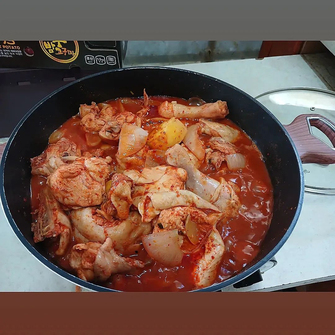 #집밥 #닭볶음탕 #집밥스타그램

집밥이 제일 맛있고 항상 배부르게 먹을 수 있어서 좋습니다😋
저희 집 밥은 몸에도 좋고 양도 많아서 집밥만 먹고 싶습니다🤤

대학교 기숙사 생활 하다가 본가 가서 오랜만에 엄마표 닭볶음탕 먹었는데 너어무 맛있더라고요👍👍
하루빨리 졸업해서 사랑하는 가족들과 집밥 먹으면서 행복하게 살고 싶습니다😢

혼자 외롭게 하는 타지 생활은 시간이 지나도 적응이 되지 않고 타지만 오면 혼자 잘 살아볼려고 해도 건드리는 것들이 꼭 있어서 제발 시간이 빨리 갔으면 좋겠습니다😔🍀
