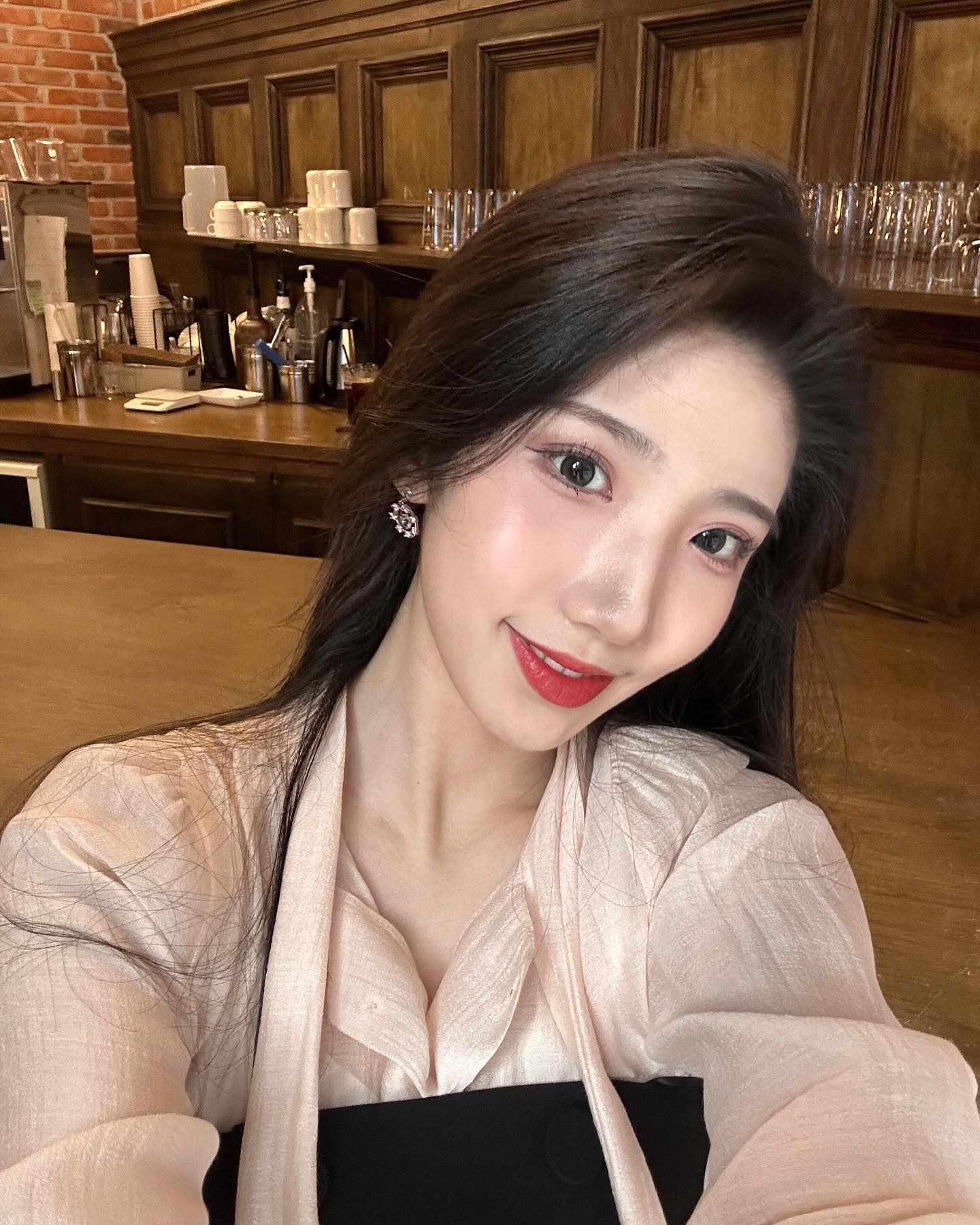 #AD lens_town_official 

밀키한 색감이 너어무 맘에 드는 렌즈 발견 👀
제가 사실 렌즈 유목민인데요 ... 
드디어 어울리는 렌즈를 찾은 것 같아요.

렌즈타운 247BB 오트그레이 컬러로
권은비님께서도 픽하신 제품이라던데 역시 예뽀다 !
데일리한 직경에 실리콘 하이드로겔 소재의 일회용 렌즈라 
편안한 착용감까지 느끼실 수 있었어용 ✿ 

#247BB #렌즈타운 #브라운렌즈 #그레이렌즈 #원데이렌즈 #렌즈리뷰 #연예인렌즈 #권은비 #컬러렌즈 #실리콘렌즈 #렌즈추천 #데일리렌즈 #lenstown
