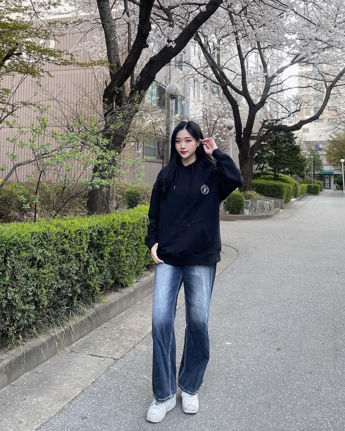뒷면 프린팅이 매력적인 후드티🩶
더콜렉터페이지의 제품들은 다양한 아티스트와의 협업을 통해 작품을 디자인에 녹여냈다고 해요🫶🏻

thecollectorpage
#thecollectorpage
#더콜렉터페이지 #TCP
#더컬렉터페이지 #더콜페 #ootd #selfie #ootdfashion #fashion #벚꽃