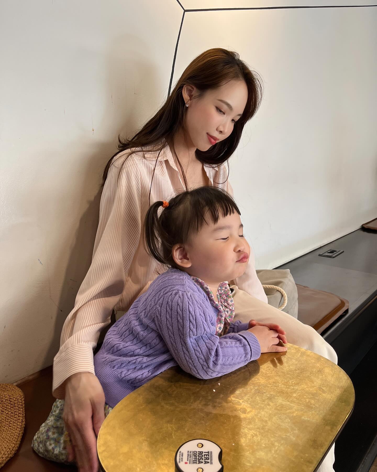 애교가 점점 늘어가는 딸랑구🧡

시도때도 없이 안아달라하고 쓰다듬어달라하는
딸랑구덕분에 주말이 기다려지는 날

#애교쟁이딸#딸바보#주말빨리와#엄마와딸#아빠의시선#우리의시간