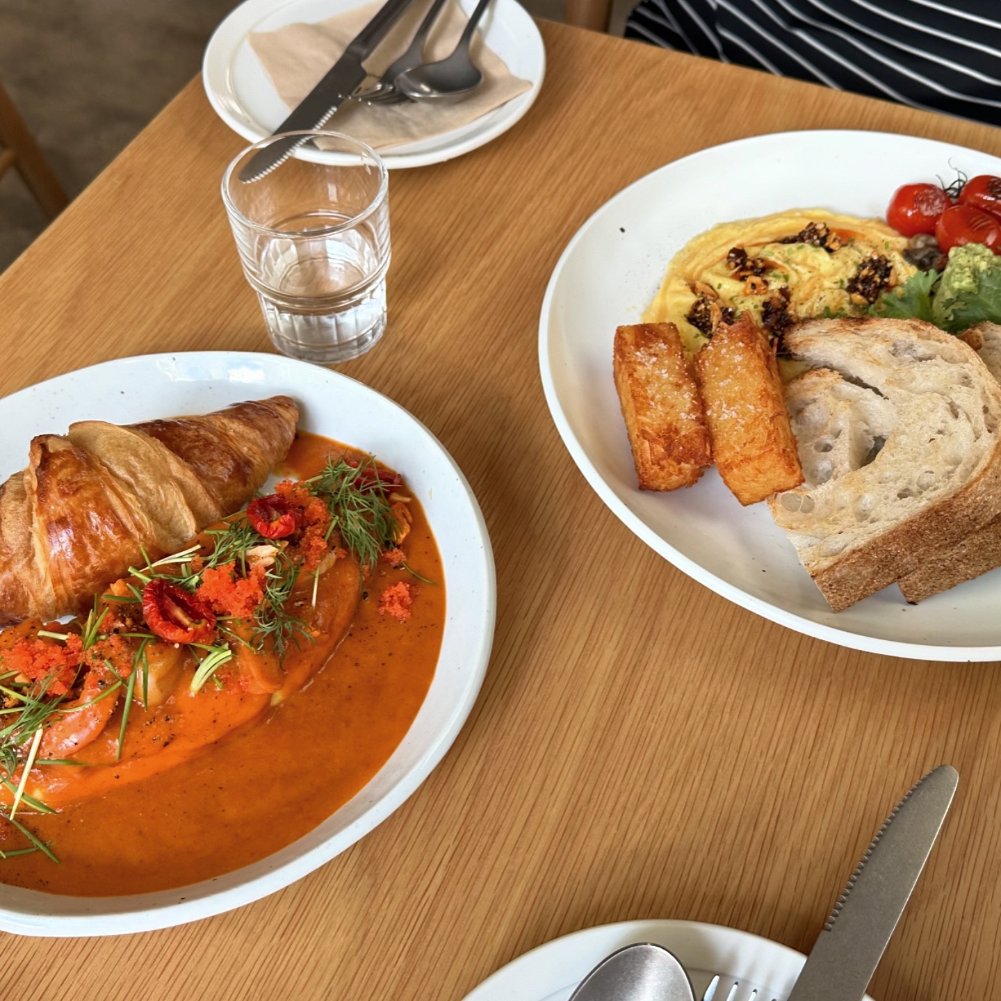 너무 날씨 좋은 일요일
소영이랑 브런치 loha_2020_ 
냠냠냠🍽️

클로벨리 너무 맛있자나요
메뉴 하나하나 정성껏 차려진 느낌
창밖의 푸름푸름도 한 몫 했다
clovelly_brunch