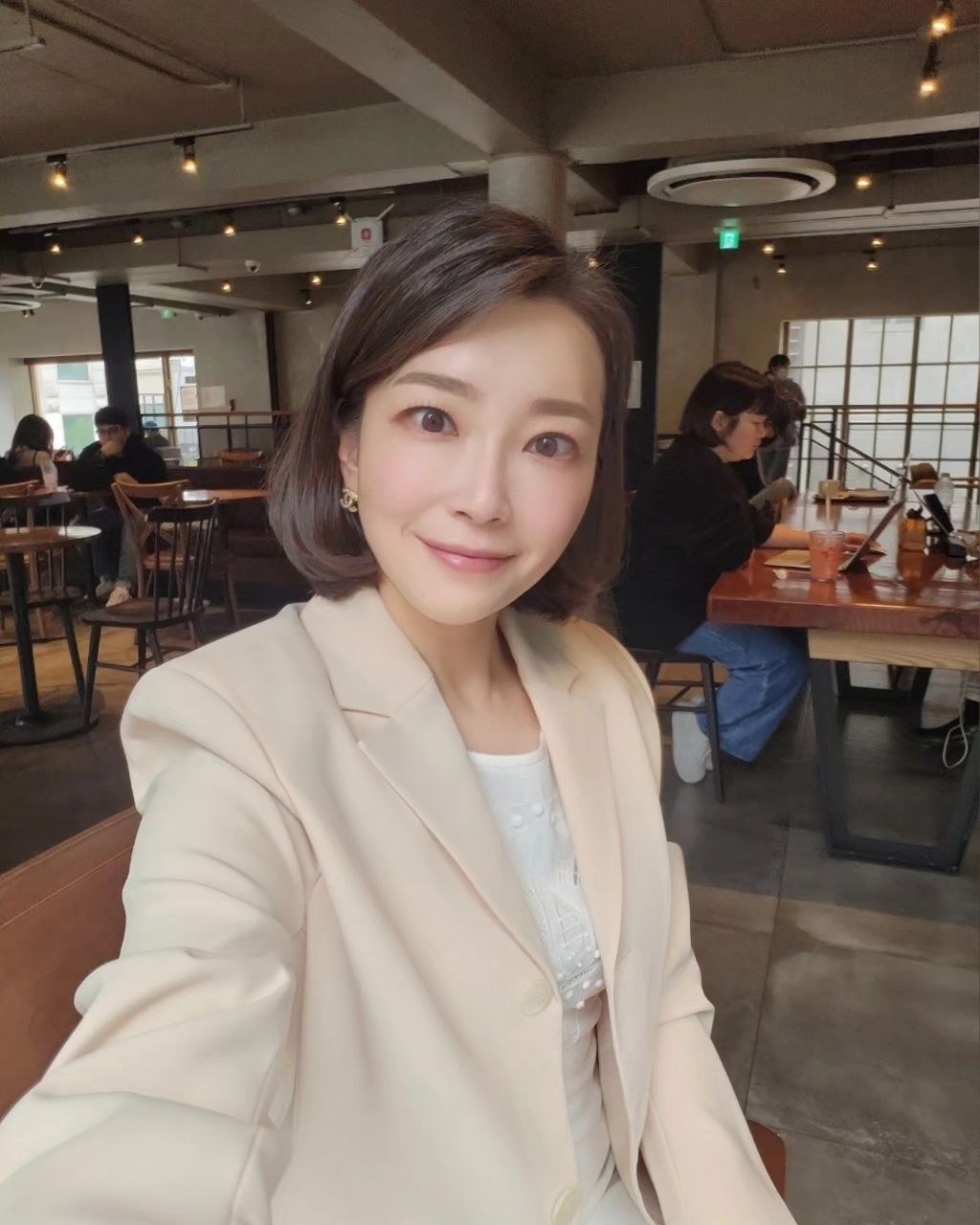 오늘 저녁 #놀아주는여자 😁😍
 #뉴스했어요 🖐
.
어두운 과거를 청산한 속살 하얀 형님과 아이들과 놀아주는 ‘미니 언니’ 의 반전 충만 로맨스!!!인데 시나리오 증말 톡톡튀어요!😻
청량미 넘치는 요 조합 여름 밤에 추천합니다아!😆
.
Tonight 8시 50분! 저는 뉴스로 손담갔어요!
.
#엄태구 #한선화 #권율 
#염지혜아나운서
#일스타그램 💞💕