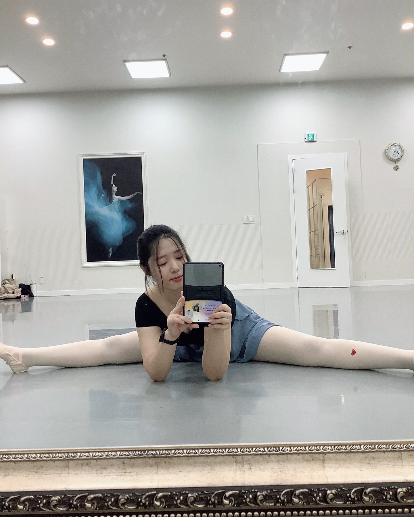 아픈 몸을 이끌고 다녀옴….
정신도 없어서 삼각대는 가져갔는데 핸드폰이랑 지갑도 놓고가서
살 거 있었는데 무지출로 돌아옴ㅋㅋㅋㅋㅋ
힘들었지만 즐거웠다 발레…..
#오발완