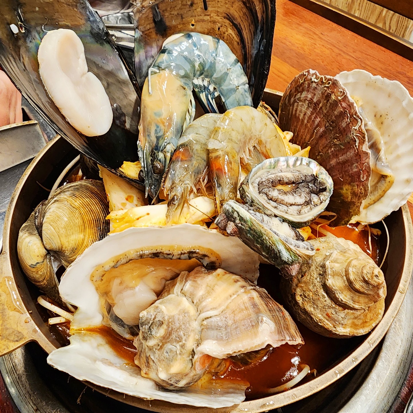 #협찬 
해물탕 생각나면 매번 가는 곳❣️

강남 최고의 해물탕 맛집
해랑 본점에 다녀왔어요😮‍💨

제주보다 더 신선한 해물탕이라서
입소문이 자자한데요🔰

본점 위치도 좋아서 낮술 장소로도
자주 찾는 곳이랍니다

신선한 제철 해산물들이 
보이시나요❗❗

가득 담긴 해산물 덕분에
국물 또한 정말 끝내주고요🥂

랍스터에 제철 사시미 등등
다양한 메뉴들도 있어요

프리미엄 해물탕 해랑에서
특별한 시간을 보내보세요🎵

#논현동해랑 #강남해물탕 #프리미엄해물탕 #해물탕맛집 #산낙지 #논현핫플 #강남핫플 #협찬 #랍스타사시미 #랍스타 #생생정보통 #논현먹자골목 #해물탕 #사시미 #특별한날 #데이트 #부모님생신 #제주보다더신선한 #관광필수코스
