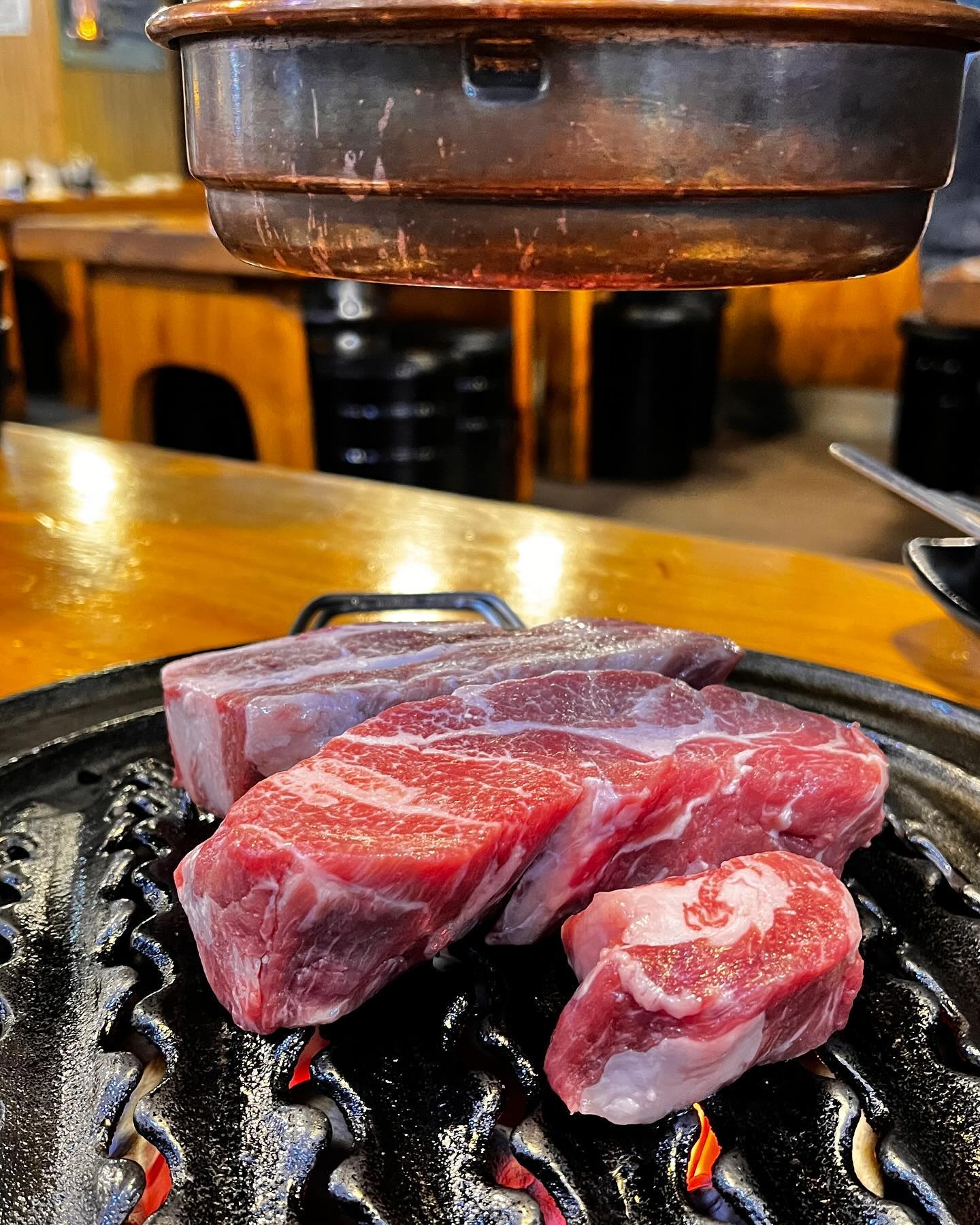 #협찬 

안양맛집  인덕원삼겹살 고기집 한돈만에서 맛있는 이베리코 먹고왔어요

회식,모임장소로 인덕원삼겹살집으로 알려진 '한돈만'은요

▫️깔끔한 내부와 정돈된 테이블

▫️친절한 서비스
:입구에들어서는 순간부터 착!착! 

▫️다양한메뉴
이베리코,한우를시작으로
식사메뉴 국밥,찌게,갈비탕등
사이드메뉴:묵사발
직장인들을 위한 
점심특선메뉴(삼겹살+된장찌개)까지

▫️음식맛도 👍🏻
이베리코 특유의 부드러움과 풍미를 최대한 살려 노릇노릇 알맞게 구워주는 한돈만 이베리코 입어서 살살녹아요

국물이 끝내주는 묵사발
맛깔스런 된장찌개는 밥한공기 뚝딱
깔끔한 육수와 쫄깃한 면발 냉면

▫️인덕원역고기집 이럴때 한돈만 추천드려요
:모임,회식.직장인들 점심식사

▫️인덕원고기집 즐기는 이벤트
-한돈만 영수증리뷰이벤트
 영수증 리뷰 인증시!! 인기메뉴
 매콤달콤짭짤 오돌뼈비빔밥 서비스
기간 2023.06.15. ~ 2024.06.14.

♡한돈만 매장정보

경기 안양시 동안구 흥안대로507번길 11
0507-1304-6292
11:00~24:00
주차:식당앞주차 가능 

▫️주차tip: 2분거리에있는관양2동공영주차장
(주차비지원X) 추천드려요

#안양맛집 #인덕원맛집 #관양동맛집 #인덕원역맛집 #인덕원고기집 #인덕원삼겹살 #인덕원역고기집 #인덕원역삼겹살 #안양이베리코 #한돈만