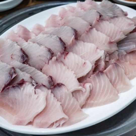 대삼치회 4-5kg 75000원 무료배송
어떻게 다른가요?

선도 A급 대삼치 완도 싱싱회

￼

완도 대삼치는 지금이 제철 입니다. 크기도 정말 크고 대삼치 눈 좀 보세요! 선도가 장난 아닙니다. 삼치는 클수록 맛이 좋다는 사실 알고 계신지요?

원물 3-4kg대 대삼치를 횟감으로 직접 손질하여 신선하게 보내드려요!

드셔보시면 아시겠지만 부드러움이 끝내줍니다.

참치회,대방어,삼치회는 입에서 살살 녹아요:)

깔끔한 손질

뼈를 분리하면 몸통이 2개의 회필렛으로 나뉘게 되고 

머리와 뼈는 진공포장후 함께 보내드려요!

회를 필렛으로 보내드리는 이유는 썰어서 보내게 되면

수분이 날라가기 때문에 최대한 방지하고자 함입니다.

해동지 두겹으로 싼후 깔끔하게 진공포장 됩니다.

듬성듬성 큼직하게 썰어드세요!

​

​

회필렛 2 진공포장 + 머리,뼈 진공포장

맛있게 먹는 법은요?

대삼치회 즐기는법

￼

일단 회에 빠질수 없는 깻잎,마늘,쌈장 정도는 다 아실테구요. 추자도에서는 곱창김에 큼직한 대삼치회를 얹고 씻은 묵은지랑 싸서 양념간장 콕 찍어 먹어요!

￼

​

대삼치회 주문시 증정

회초장세트+곱창김10매+묵은지200g

￼

삼치회는 기름장하고도 잘어울려 드시기전 준비하세요.

보관 방법

받는 즉시 드세요!

어떻게 배송되나요?

배송 관련 사항

규격에 맞는 스티로폼 박스에 대형 아이스팩을 넣고

회필렛2 진공포장+머리,뼈 진공포장+곱창김10매+묵은지200g+회초장세트를 모두 넣어 보내드려요!

​

맞춤 제작 상품

저희가 어선을 하지만 매일 출항을 하는것은 아니기에 또는 기상악화 등으로 부득이 조업이 불가능한 경우가 있어 산지직송 회택배는 3-5일이 소요될수 있습니다.

주문시 연락처로 개별 통화하여 상황을 알려드립니다.

제품 구성 및 표기사항

​

제품명- 완도 대삼치회 3-4kg

구성- 회필렛2진공포장+머리,뼈 진공포장+곱창김10매+묵은지200g+회초장세트

생산지- 전라남도 완도

유통기한- 받는 즉시 드세요!

보관방법-냉장1일

​