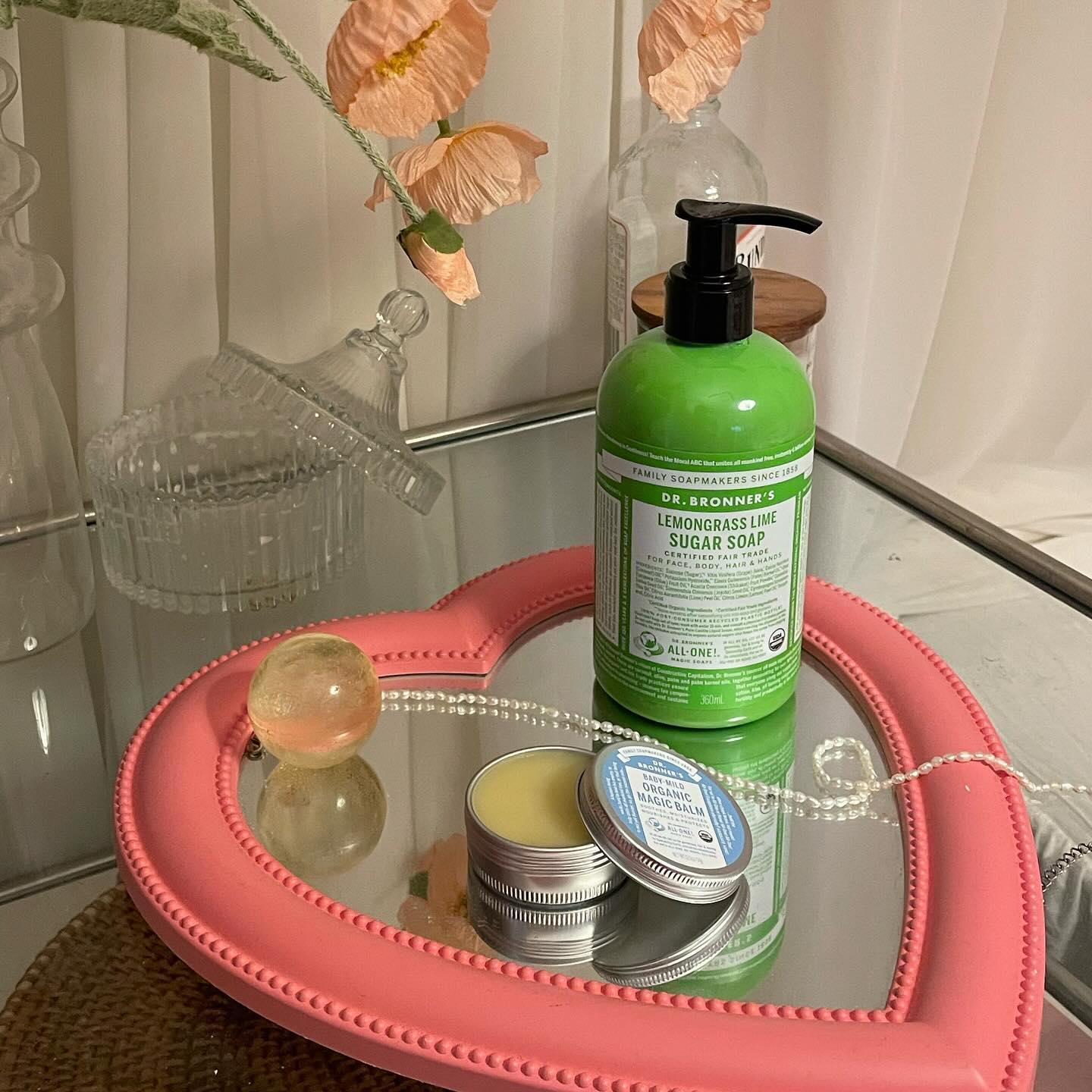 #협찬 drbronners_kr 싱그러운 향으로 아침을 시작하는 요즘🫶🏻
레몬그라스 라임 슈가솝 쇽 펌핑하고 클렌징해주면
얼마나 개운하게요🥰
95%이상 USDA 오가닉 인증을 받은 유기농 성분사용이라 믿고 사용할 수 있답니다 :)

베이비마일드 오가닉 매직밤은 제가 자기전에 입술이랑 손끝에 꼭 바르고 자고있는데 아보카드, 호호바오일등 함량이 높아 완전 촉촉해서 바르고 일어나면 입술이 부들부들해저 있답니당😘

#협찬 #닥터브로너스 #슈가솝 #각질클렌저 #각질케어 #멀티밤 #리얼매직밤 #닥터브로너스멀티밤 #닥터브로너스슈가솝