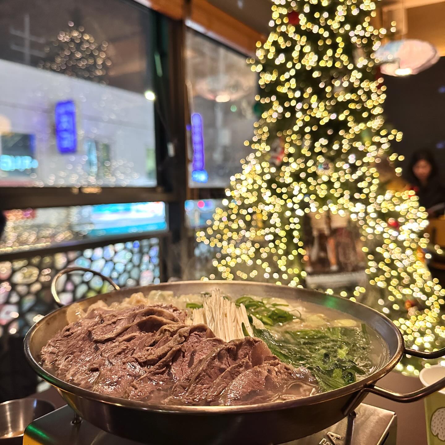 #내돈내먹💸 
분위기, 안주에 술에 취하는 곳🍾
소주, 하이볼, 맥주, 와인 없는것빼고 다 있는
동네술집 코알라🐨
콜키지도 가능해요📢
연말모임으로 친구들과 함께 방문했고
메인메뉴인 아롱사태전골🍲
페퍼감자피자🍕
두가지 메뉴를 먹었는데
아롱사태전골은 추운겨울 따뜻하게 몸 녹여 줄 안주,
감자피자는 이거슨 코리안핏쟈구나😎 하는 맛이었고
음식도 분위기도 다 마음에 드는 곳 이었어요💖
모임장소로도 좋았던 군자동맛집🙌
(다녀와서 좋았던 곳만 리뷰합니다✨)

📍 광진구 능동로 315 DM빌딩 2층
🏷️ koala_gunja 

팔로우하고 정보 받아가세요💖
.
.
#군자역맛집 #군자술집 #동네술집코알라 #군자데이트