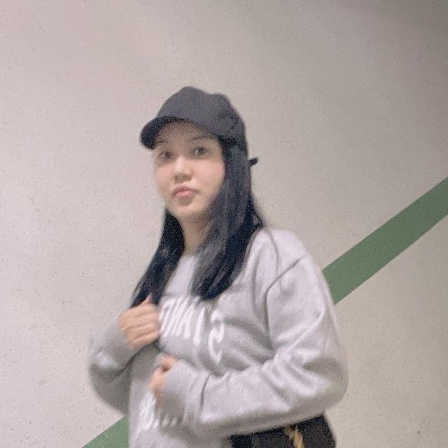“더분”의 캐시언니 on Instagram: "#광고#스탠다드에러 이제 점점 쌀쌀해 지는 날씨에 딱맞는 두께감의 #맨투맨 이라서 #여행 갈때도 입고 #출장 갈때도 챙겨가고 요즘 참