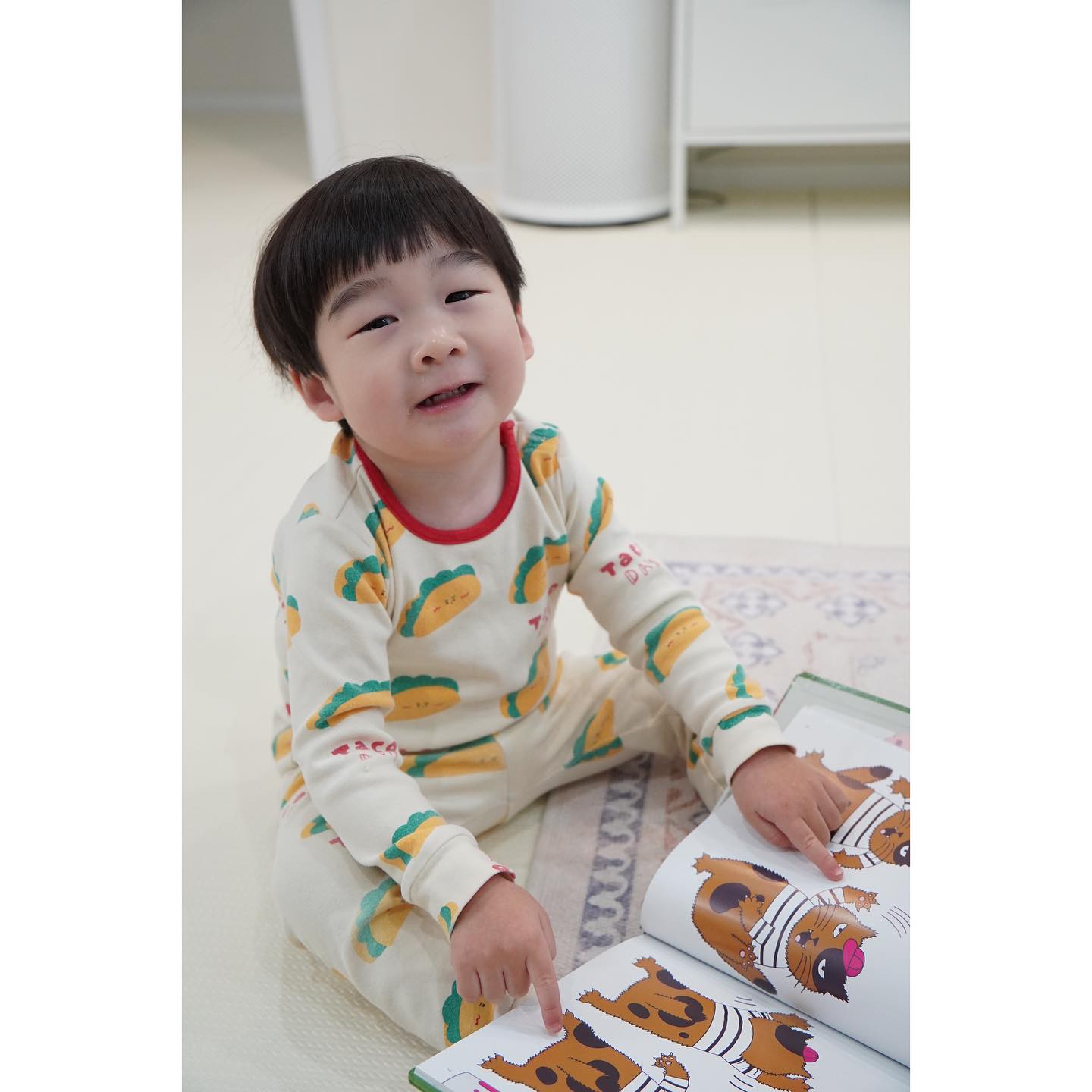 언제나 책을 좋아하는 우리둘째입니다.
형아가 보는 책을 뺏어보는걸 참 좋아해요. 
형아가 보는건 다 재밌나봐요.

한땐 [다독다독언어] 3살아이가 봐도 괜찮을까 걱정을 했어요
결론은 언제나 ok!

[다독다독언어] 책에는 다양한 의성어 의태어가 반복되고, 또 다양한 동물들이 많이 나와요~ 특히 그 동물들의 표정은 다양한 감정까지 느낄수 있답니다. 

그림책은 그림을 보여주기 위한 책이라고 해요. 
어린 아이들에게는 글을 읽어주는게 아니라 
그림을 보여주며 엄마의 방식대로 읽어준다면 
참 좋을것 같다라는 생각이 듭니다.

첫째는 매일 어린이집 가방에 
[다독다독언어]를 한권씩 넣어가요
친구들이 그리고 선생님께서 
자기가 가져온책을 재밌게 읽어주고 
이야기하는 시간을 갖는게 
너무 좋다고 말하는 첫째랍니다. 

저도 모르는 사이에 어린이집에서 
독서토론을 접하는 아이를 보니 참 대견했어요!

[다독다독언어]는 학습서라고 해요 
하지만 학습서라고 해서 어렵게 생각하는게 아니라 
가볍게 아이들 동화책 보여주듯이 읽어주다보면 
아이는 본인도 모르게 언어가 확장되어있을꺼라 확신합니다. 

#협찬 #다독다독 #다독다독언어 #유아전집 #5세전집 #다독다독과학
