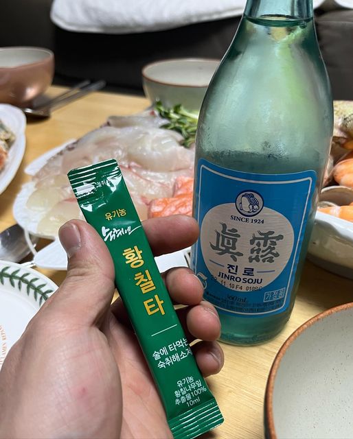 박연진용 on Instagram: "#광고 음주 전/후 숙취해소를 위해 한포 마셔도 괜찮고, 소주1병에 1포 넣어 마셔도 좋은 인삼나무로 만든 [황칠타]숙취해소제 🤭 나무계에 인삼이라 하여 인삼나무라