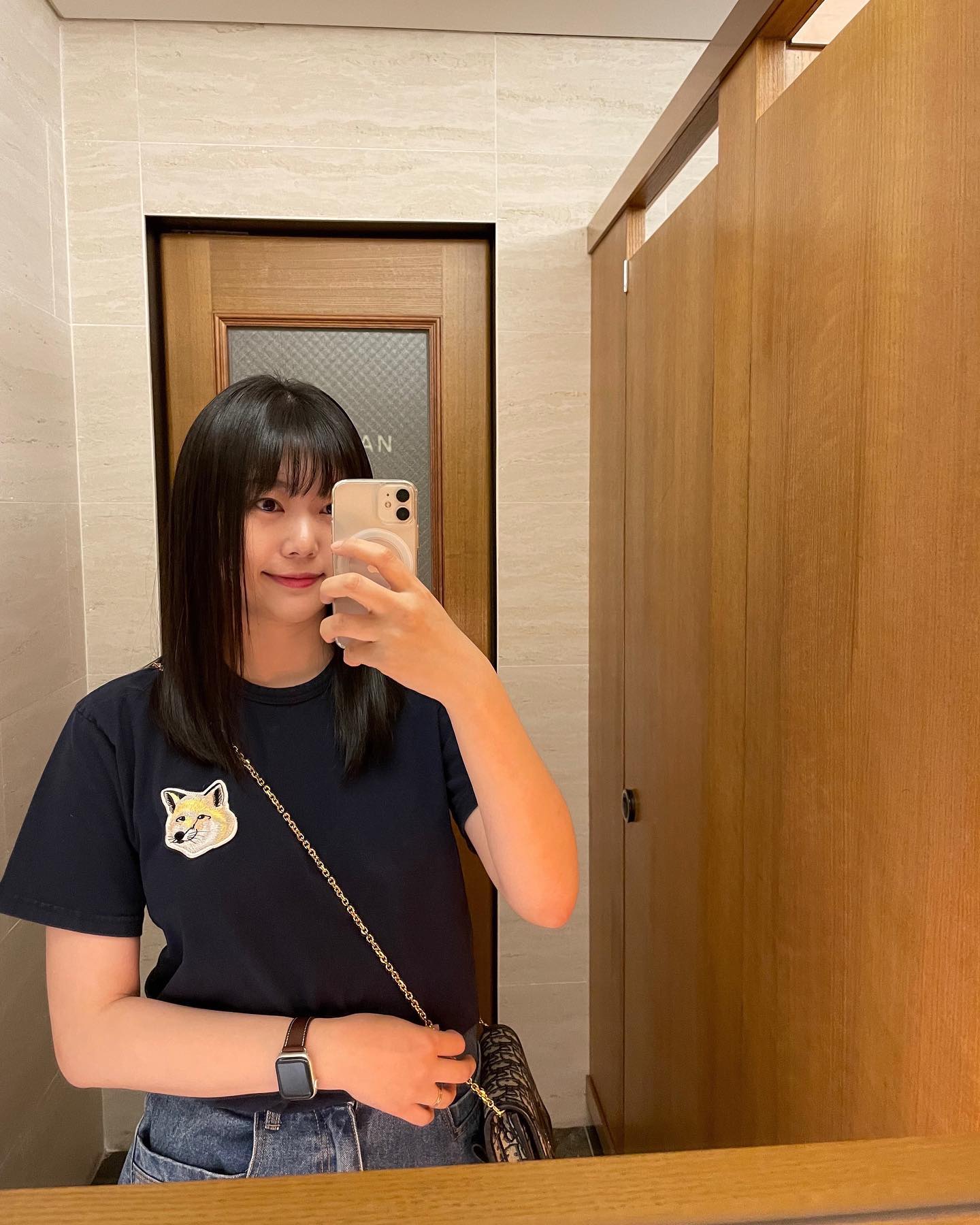 오랜만에 머리하러 미용실 방문 💇🏻‍♀️

머리 잘하기로 소문난 신정라비에 방문해서
복구매직 + 클리닉 받고 왔어요.

펌으로 손상되었던 푸석푸석한 머릿결이
찰랑찰랑한 머릿결로 완벽 복구 !

뿌리볼륨까지 봉긋하게 살려주신 찰리신 원장님,
예쁜 머리 완성해주셔서 너무 감사해요.

#대구볼륨매직 #대구매직 #신정라비에 추천 🫶🏻

shinjunglavie charlie_shin_ 

#대구미용실추천 #대구헤어샵 #수성구미용실 #수성못미용실 #대구두산동미용실 #대구수성구미용실 #대구수성못미용실 #대구염색 #대구클리닉 #대구프리미엄미용실 #대구미용실