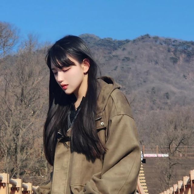  이가은 on Instagram: "#협찬 #광고 @standarderror_official 
너무 이뻐...내 스웨이드 자켓🤎 소재도 너무 좋아서 가볍고,힙하게 툭 어디든 코디 가능🤎

ㄴ POLY 100%
ㄴ 보통 스웨이드 질감보다 소프트한 터치감으로 느낄 수 있는 편안한 착용감
ㄴ 루즈~오버핏 실루엣 바탕으로 제작된 아이템
ㄴ 부담없이 가볍게 걸치기 좋은 캐주얼한 무드
ㄴ 전체적으로 깔끔한 디자인에 포인트가 되는 디테일로 다양한 스타일링 가능
ㄴ높은 퀄리티의 앞면 플라켓 디자인과 투웨이 지퍼 

#스탠다드에러  #STANDARDERROR #남여공용자켓  #자켓 #데일리룩 #자켓추천  #간절기아우터  #jacket #パンツ  #outer  #스탠다드에러x텍토리 #투웨이자켓 #스웨이드자켓 #힙한자켓 #데일리룩 #패션 #fashion #dailylook"